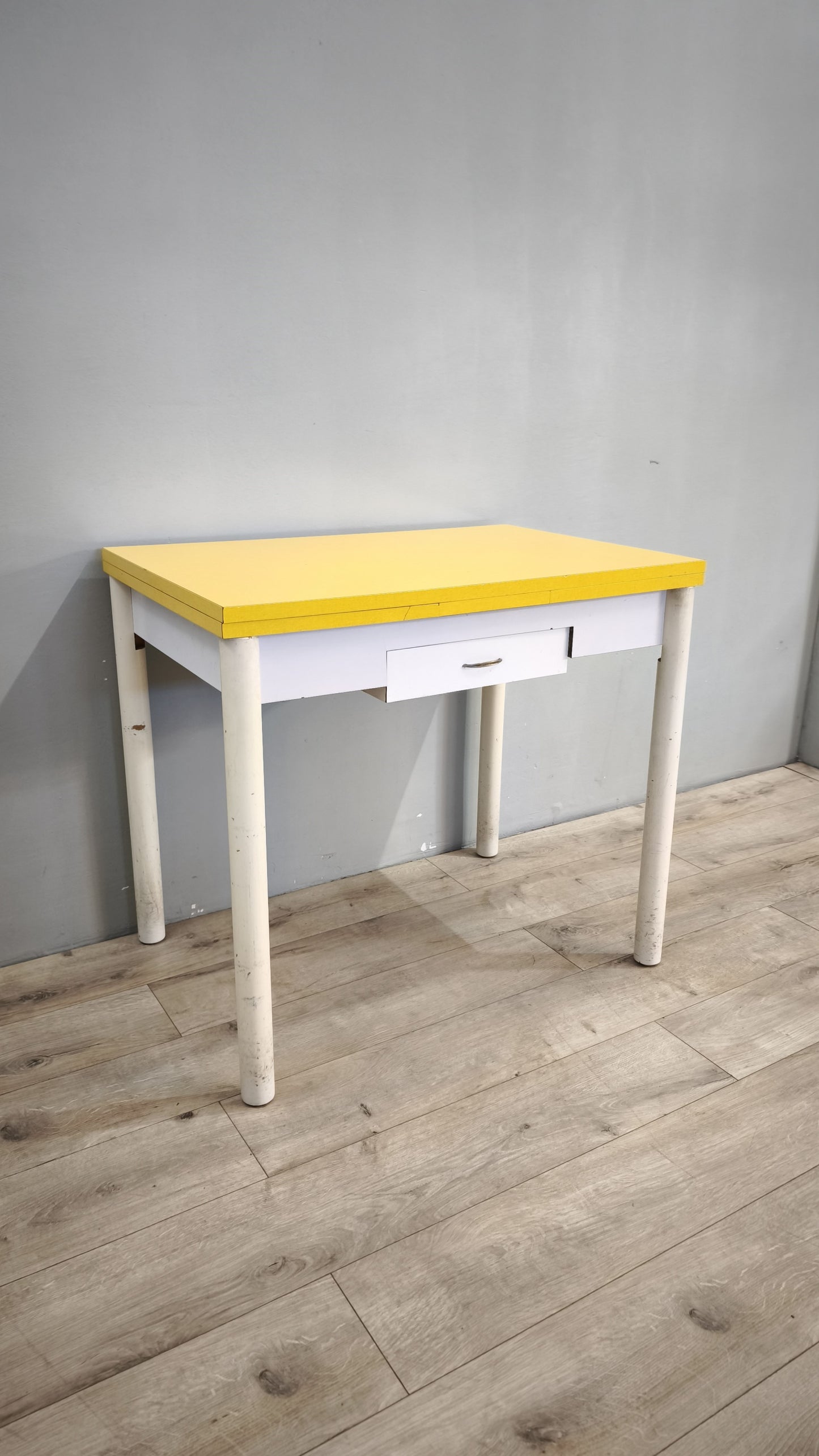 79803 Tavolo allungabile con base bianca e piano giallo