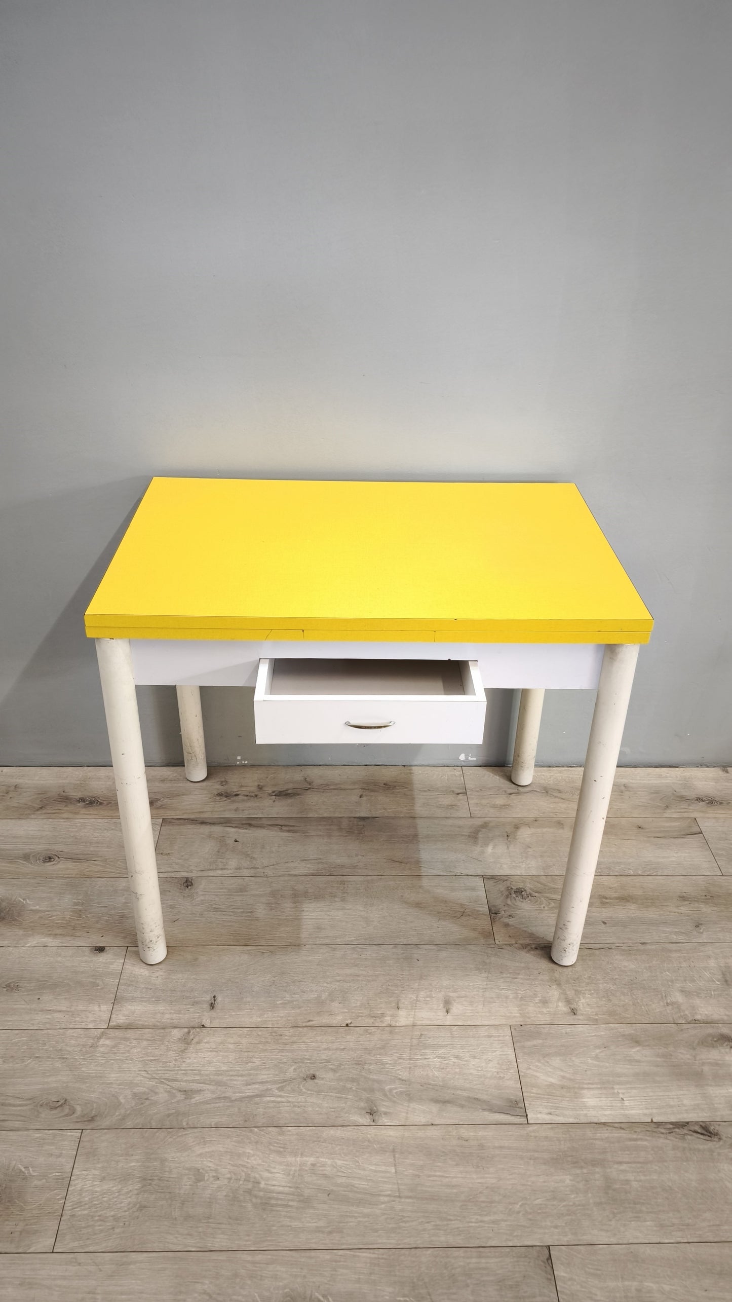 79803 Tavolo allungabile con base bianca e piano giallo