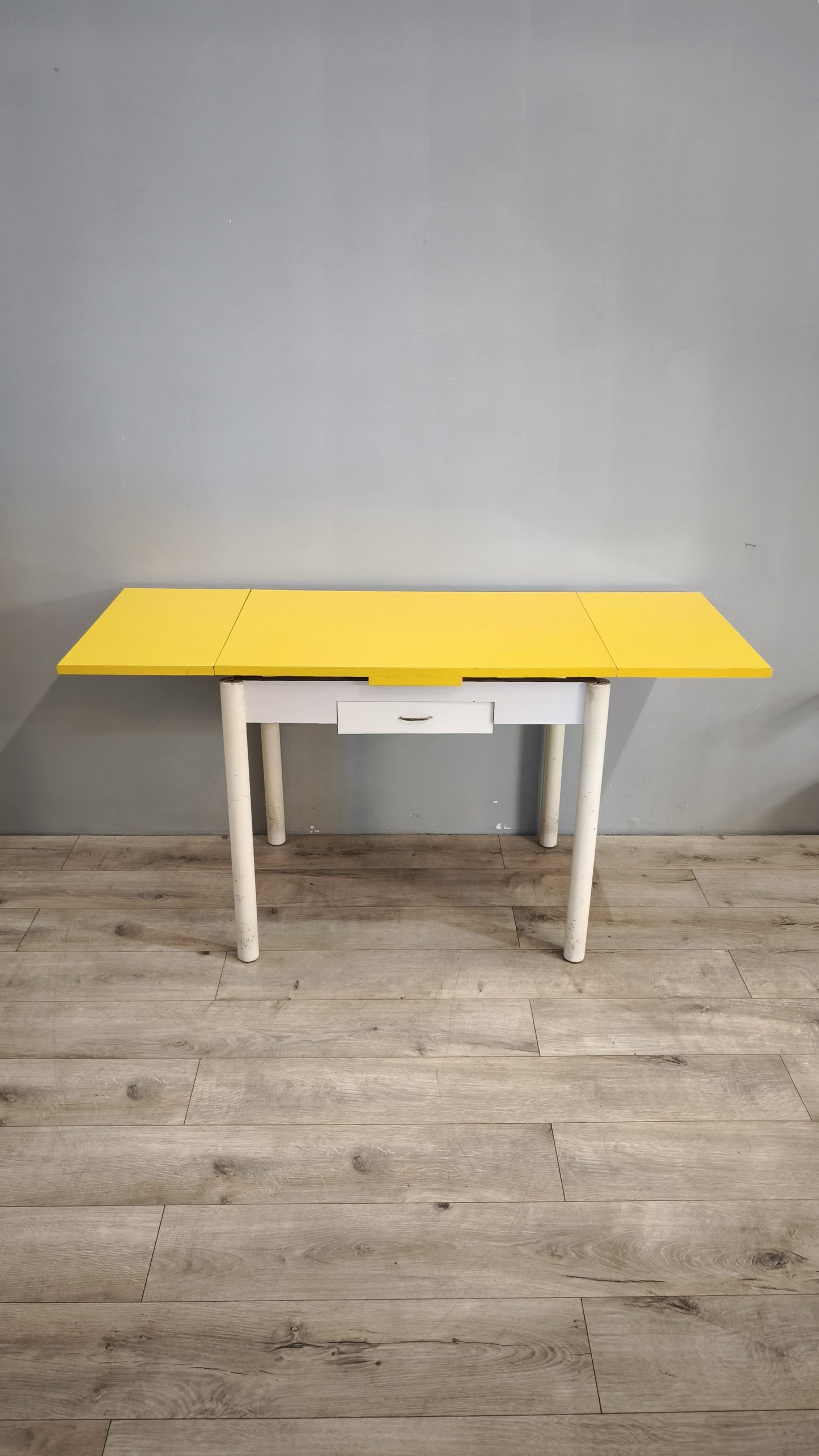 79803 Tavolo allungabile con base bianca e piano giallo