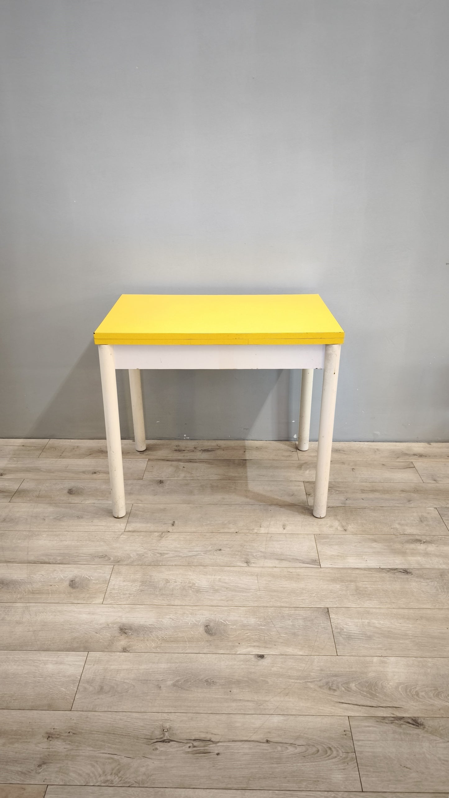 79803 Tavolo allungabile con base bianca e piano giallo
