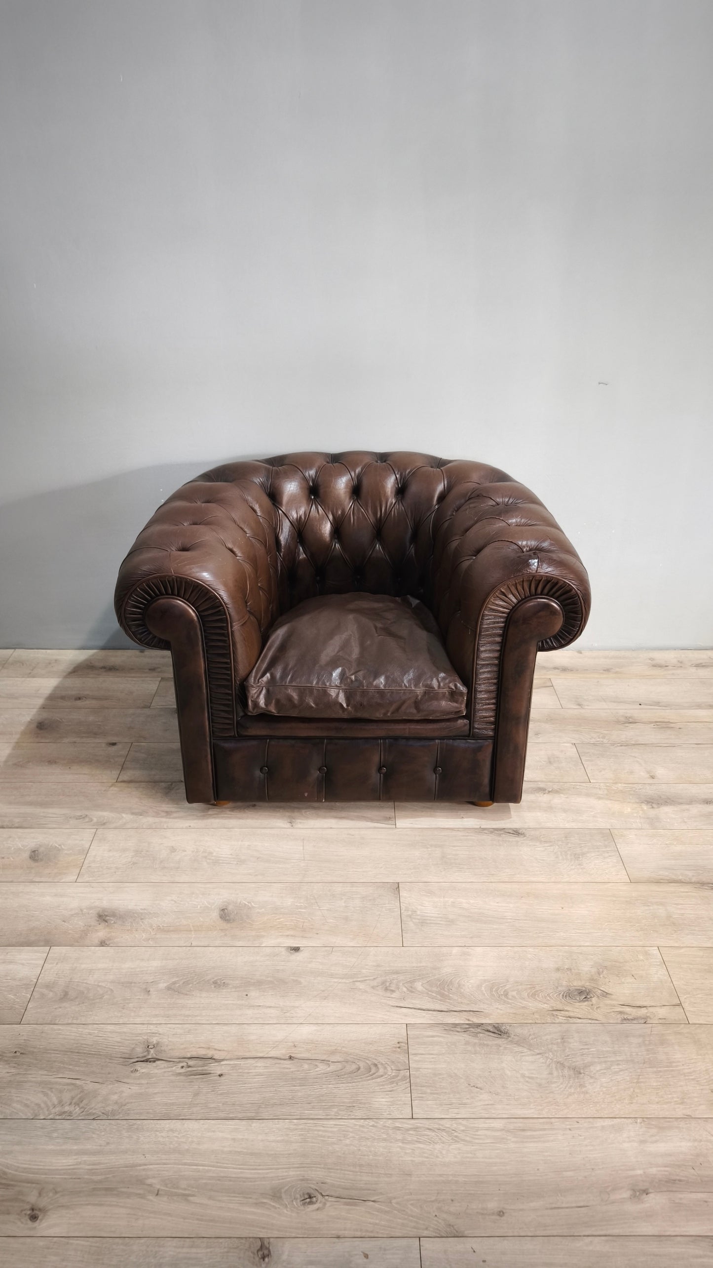 79975 Poltrona Chester in pelle marrone