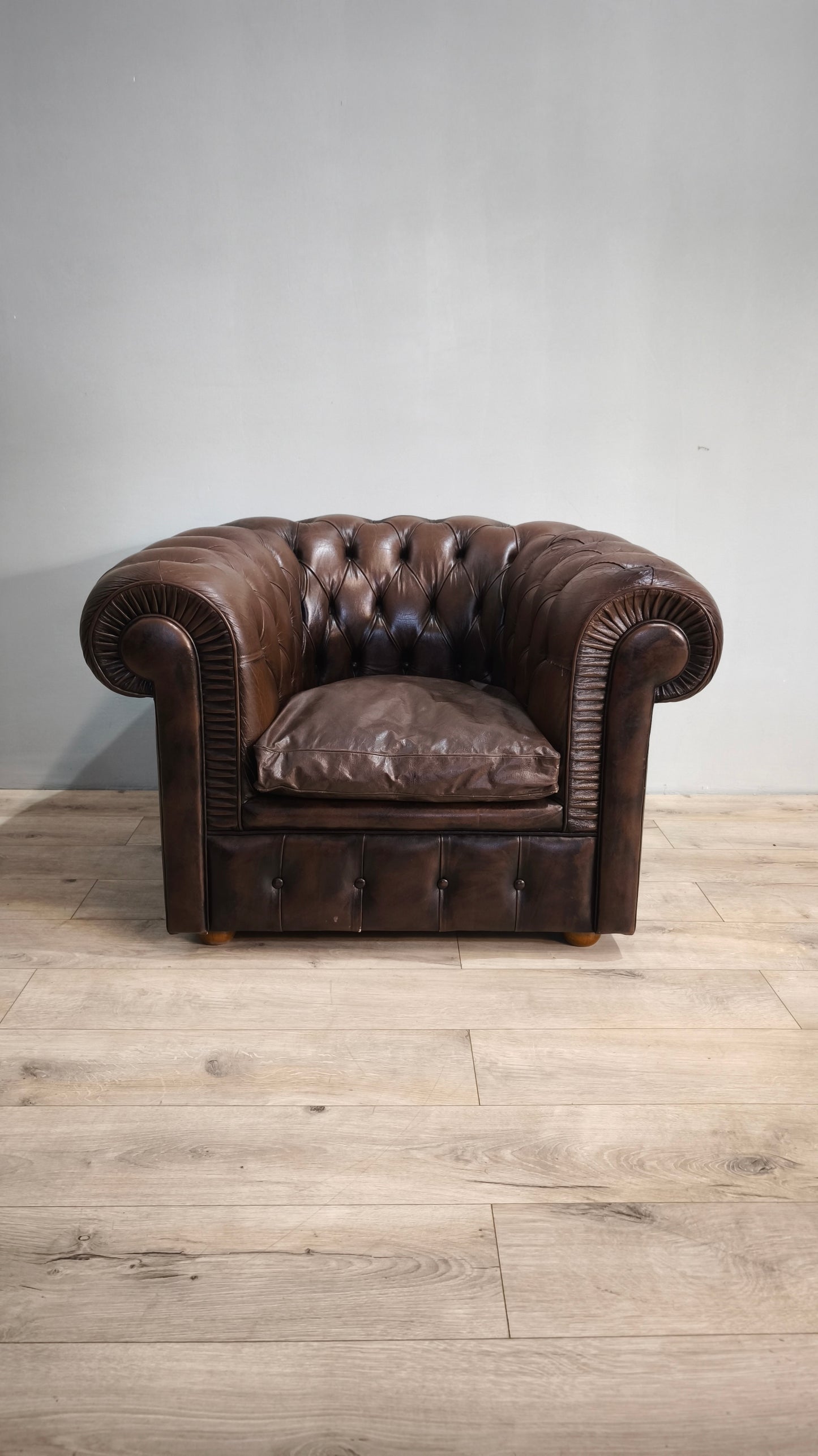 79975 Poltrona Chester in pelle marrone