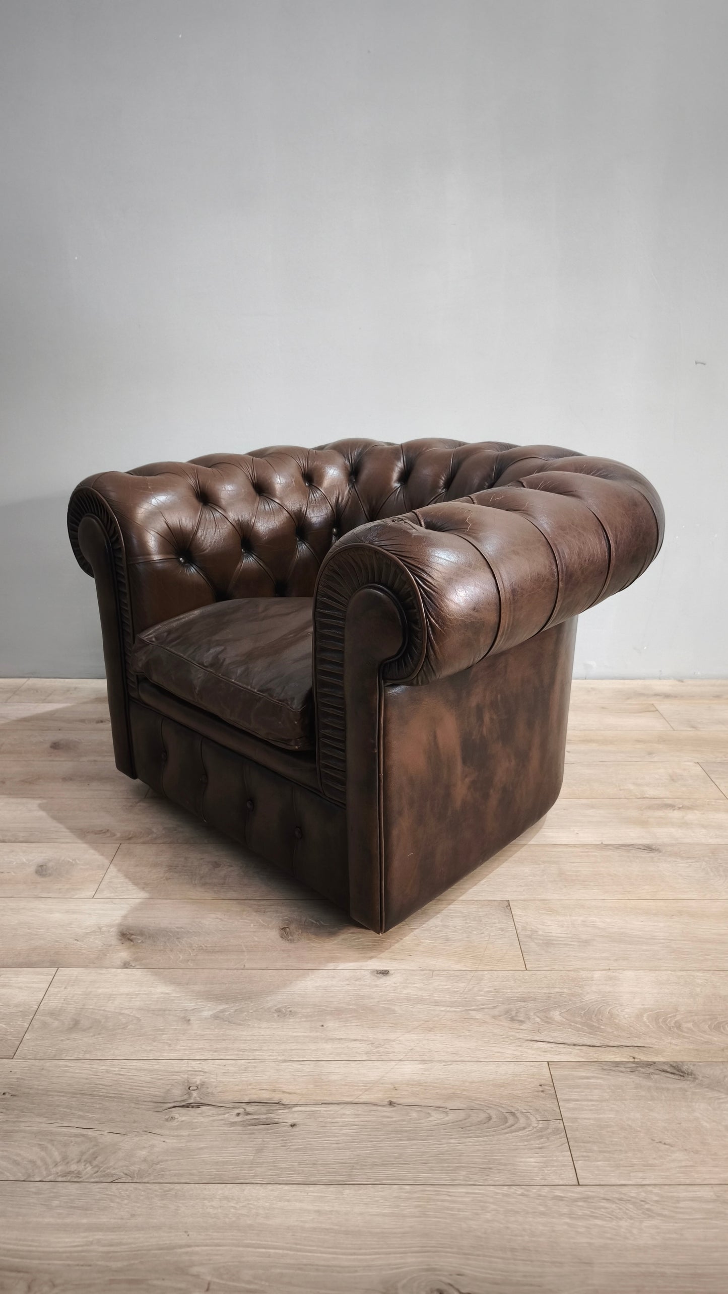 79975 Poltrona Chester in pelle marrone