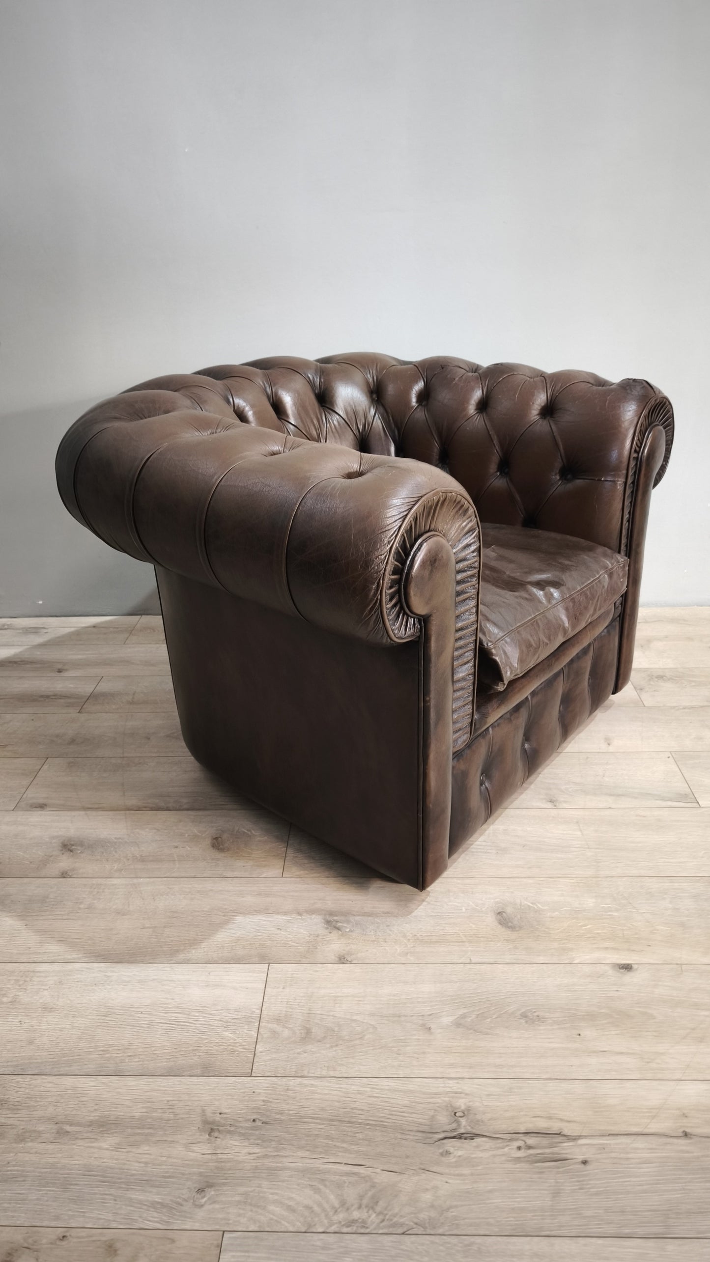 79975 Poltrona Chester in pelle marrone