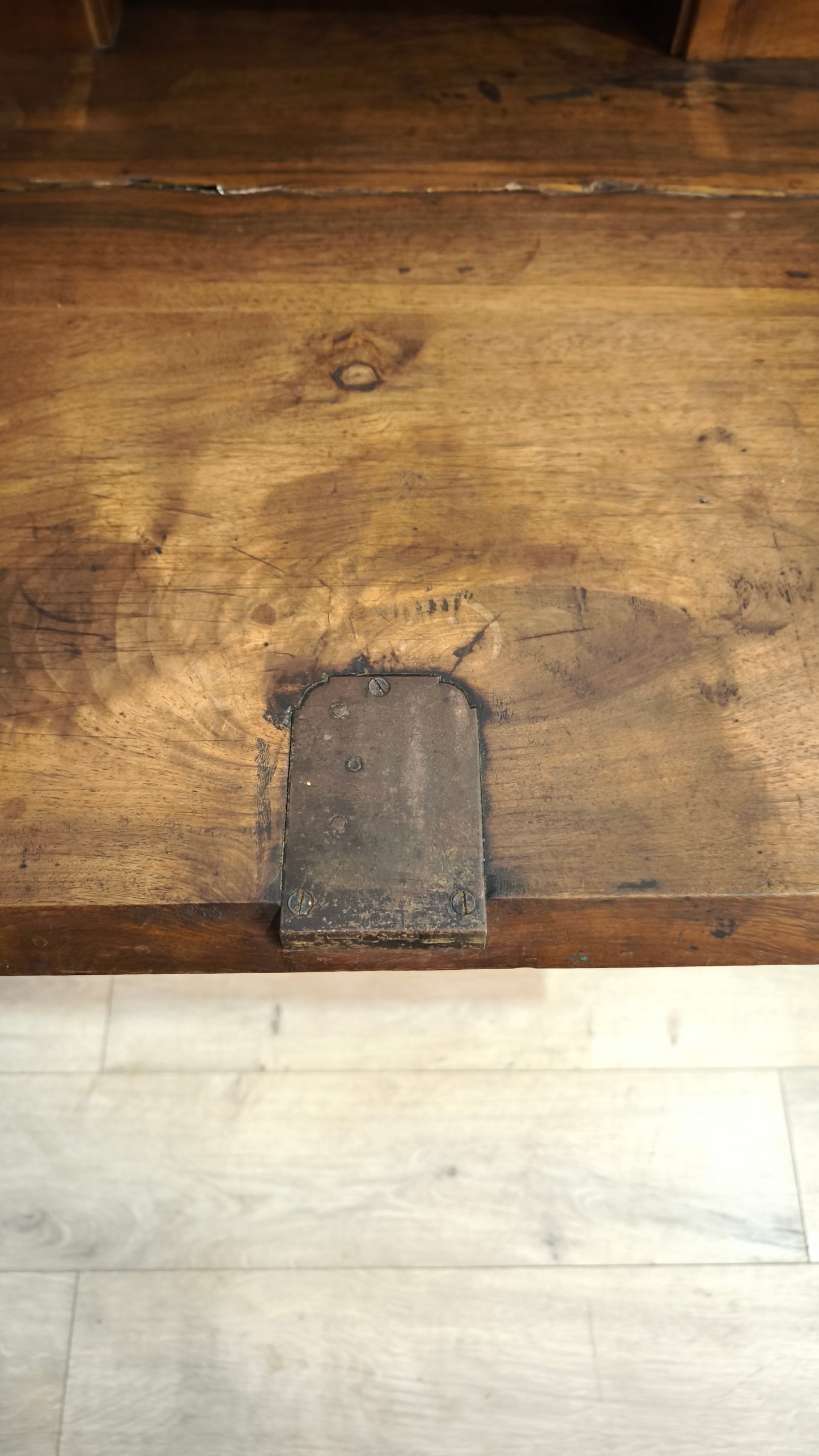 80076 Mobile a ribalta in legno massello di noce antico