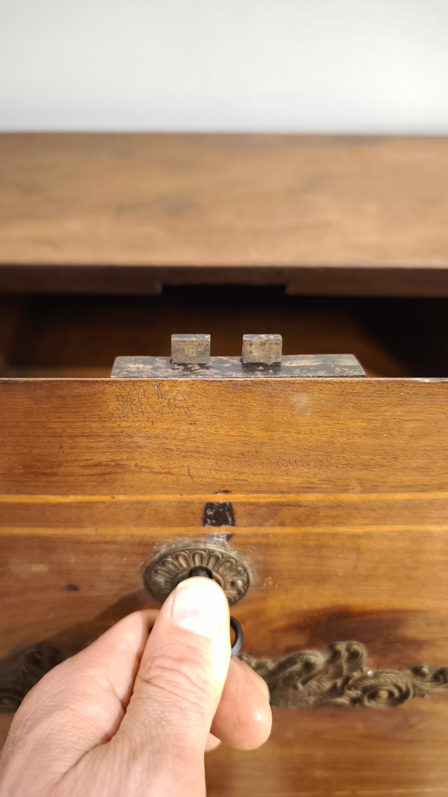80076 Mobile a ribalta in legno massello di noce antico