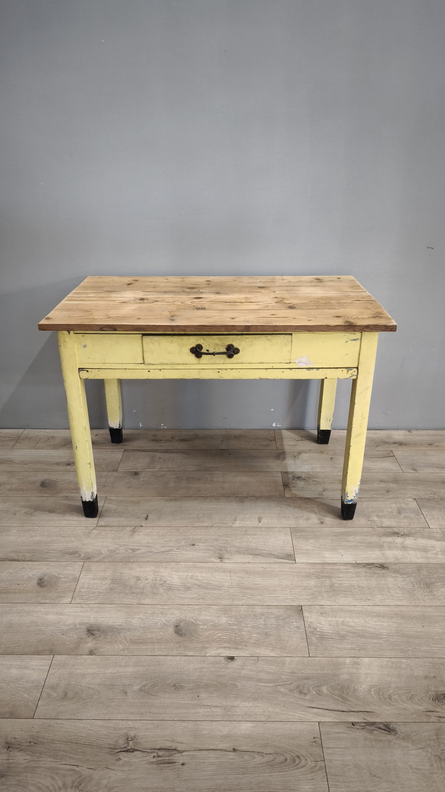 80193 Tavolo da cucina vintage in legno con spianatoia e matterello