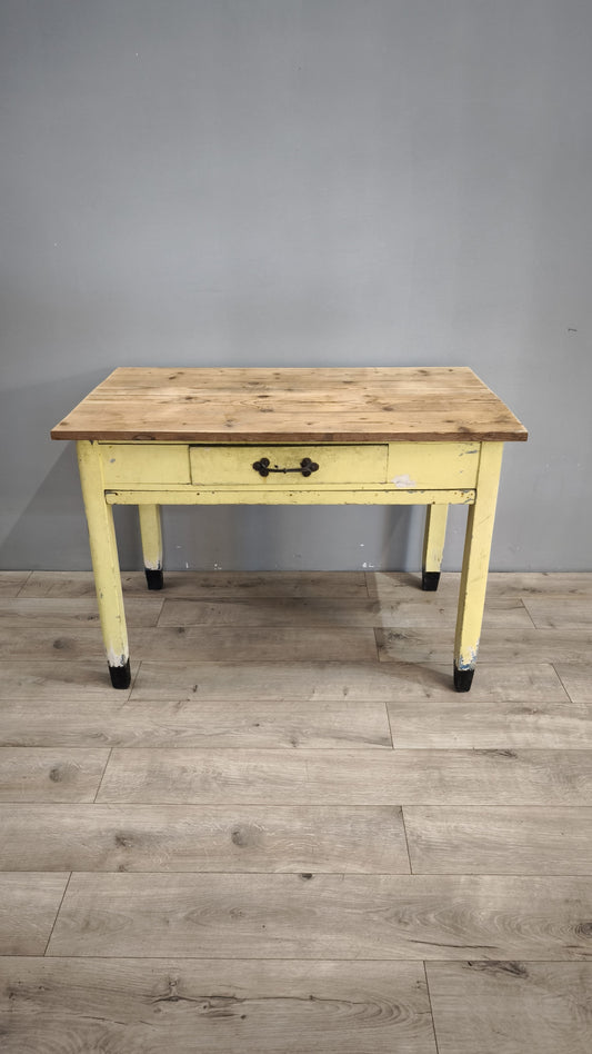 80193 Tavolo da cucina vintage in legno con spianatoia e matterello