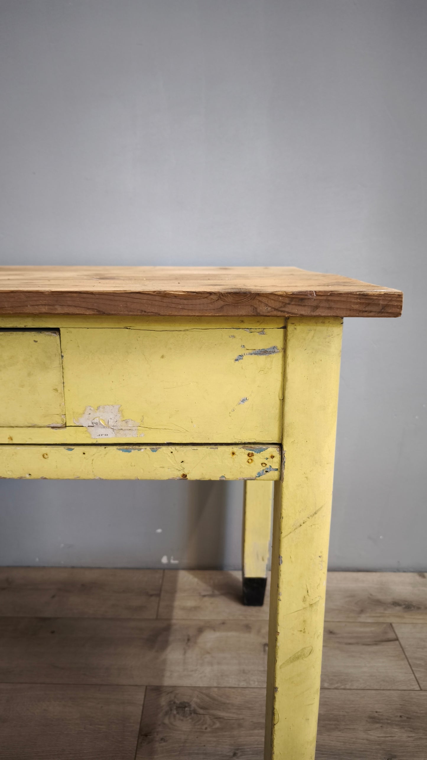 80193 Tavolo da cucina vintage in legno con spianatoia e matterello
