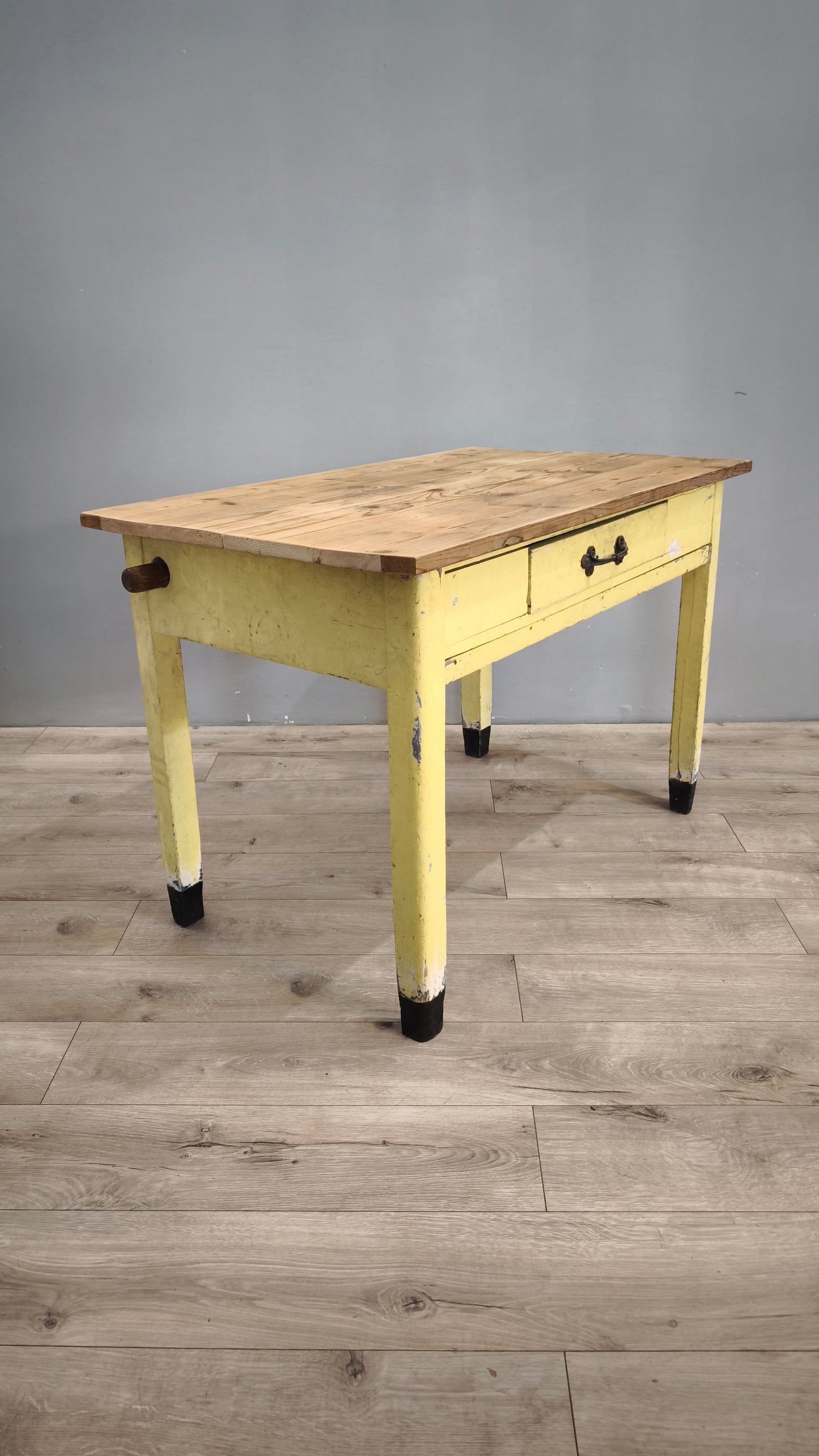 80193 Tavolo da cucina vintage in legno con spianatoia e matterello