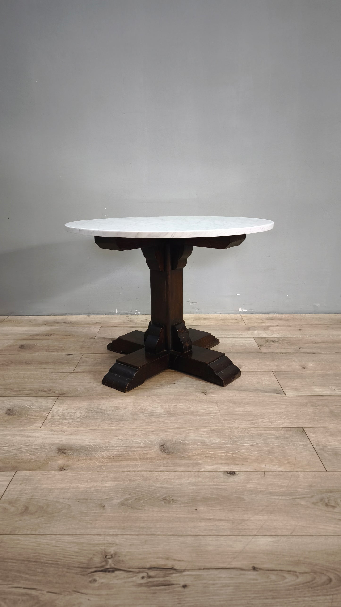80254 Tavolo con base in legno e piano rotondo in marmo
