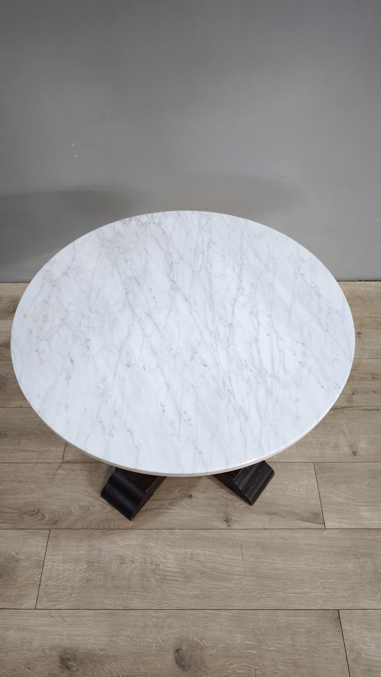 80254 Tavolo con base in legno e piano rotondo in marmo