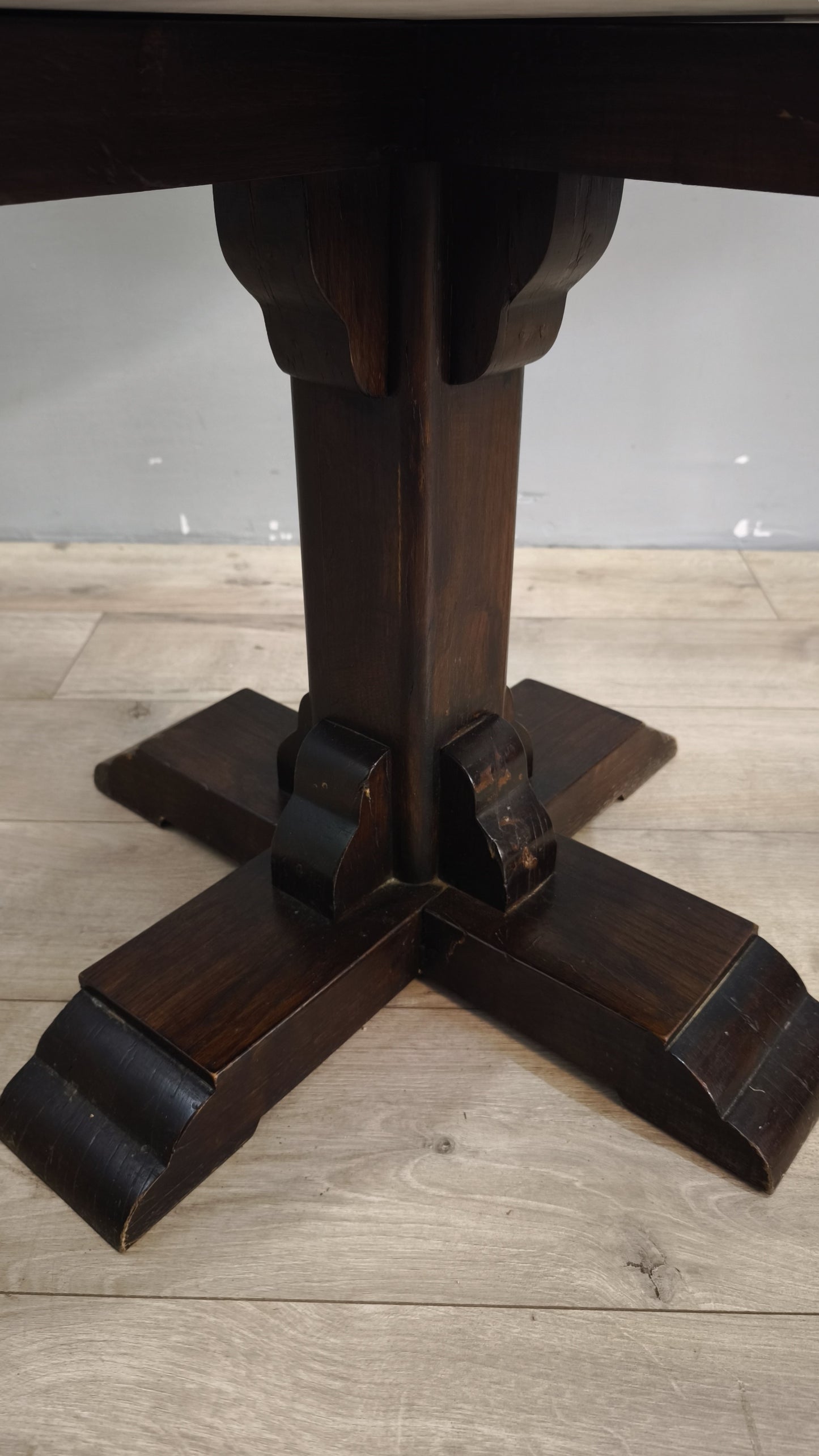 80254 Tavolo con base in legno e piano rotondo in marmo
