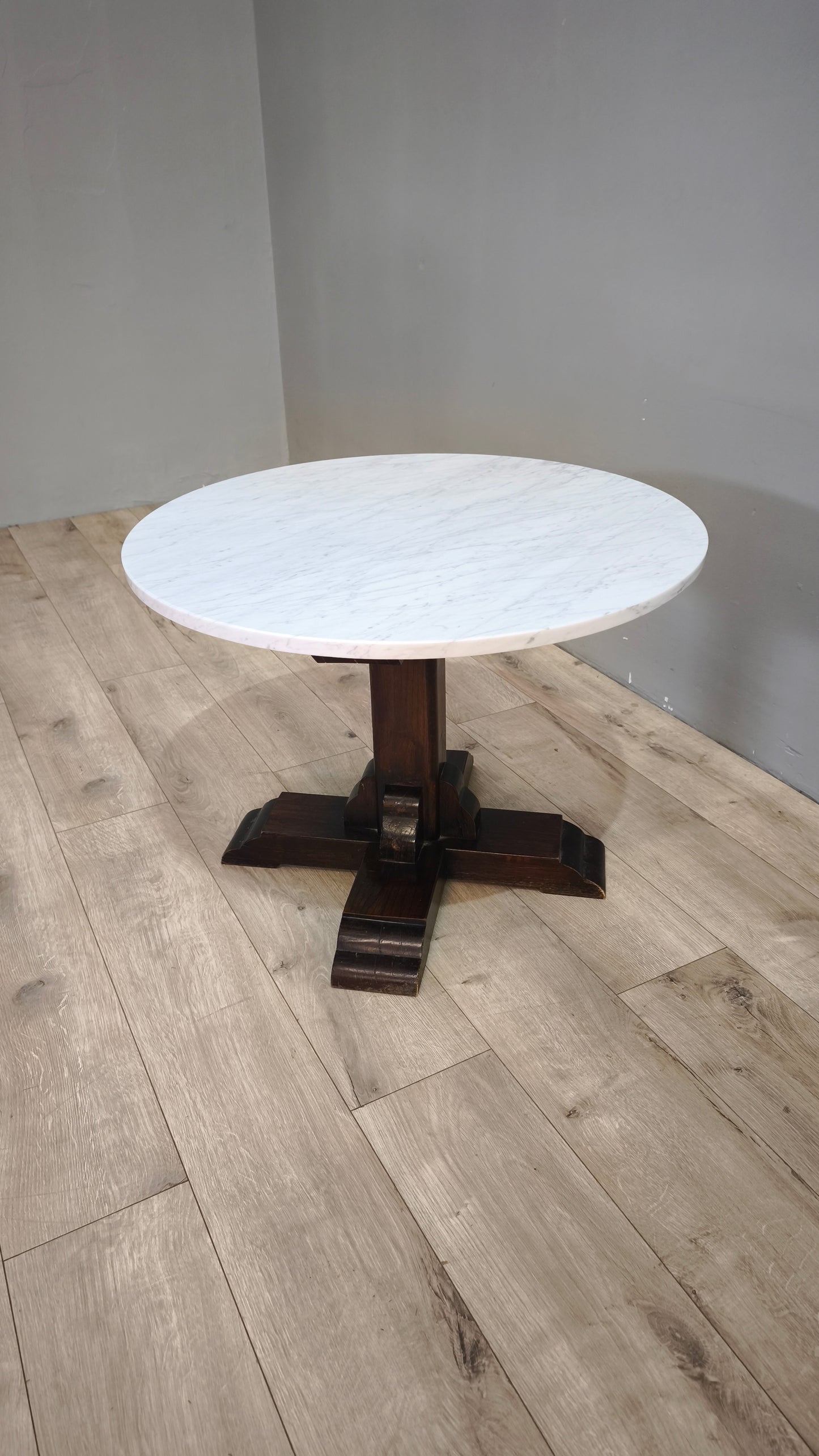 80254 Tavolo con base in legno e piano rotondo in marmo