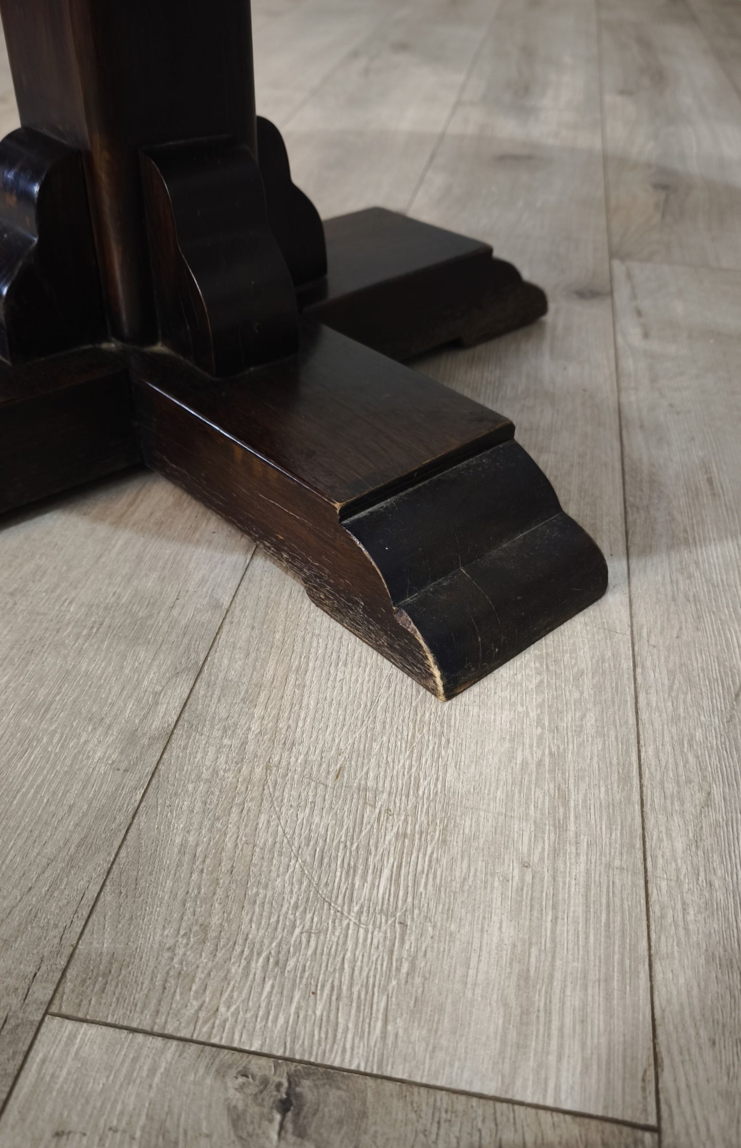 80254 Tavolo con base in legno e piano rotondo in marmo