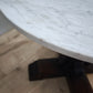80254 Tavolo con base in legno e piano rotondo in marmo