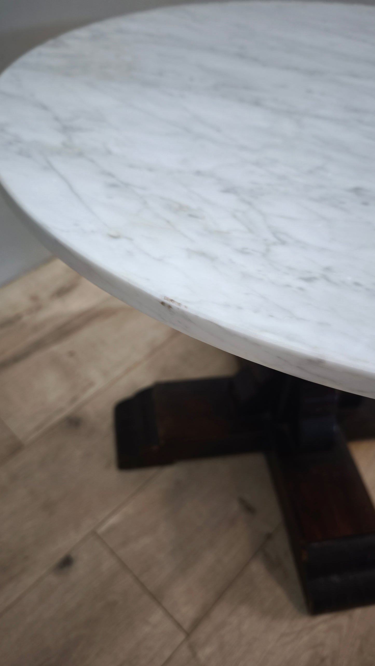 80254 Tavolo con base in legno e piano rotondo in marmo