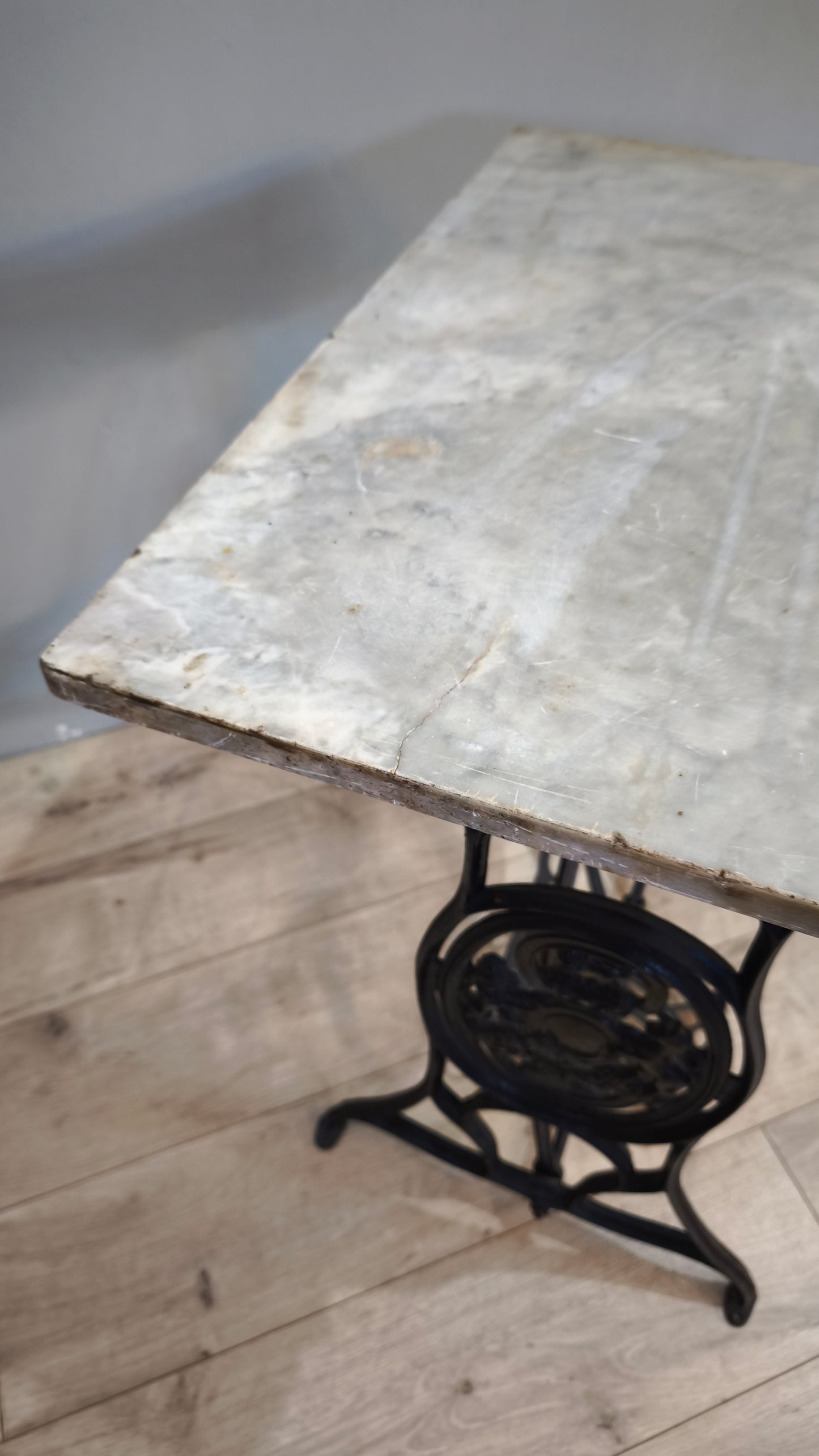 80407 Mobile con base macchina da cucire in ghisa e piano in marmo