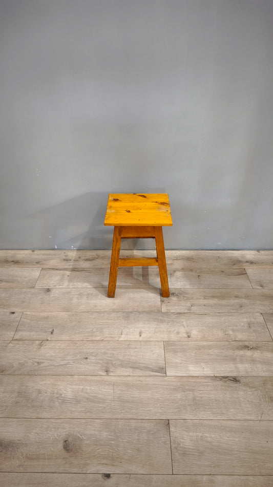 80532 Sgabello in legno di pino