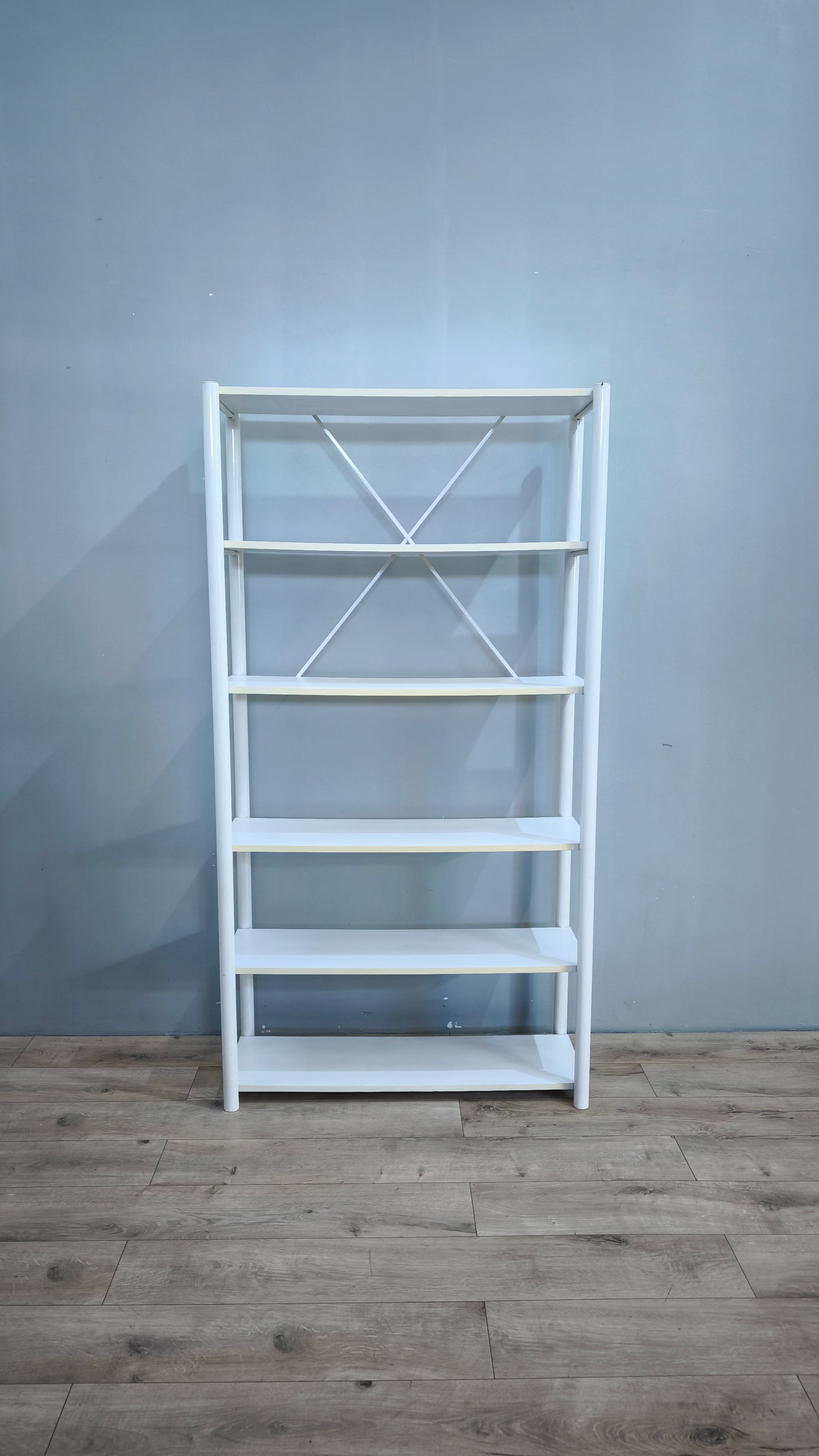 80689 Libreria bianca con struttura in metallo