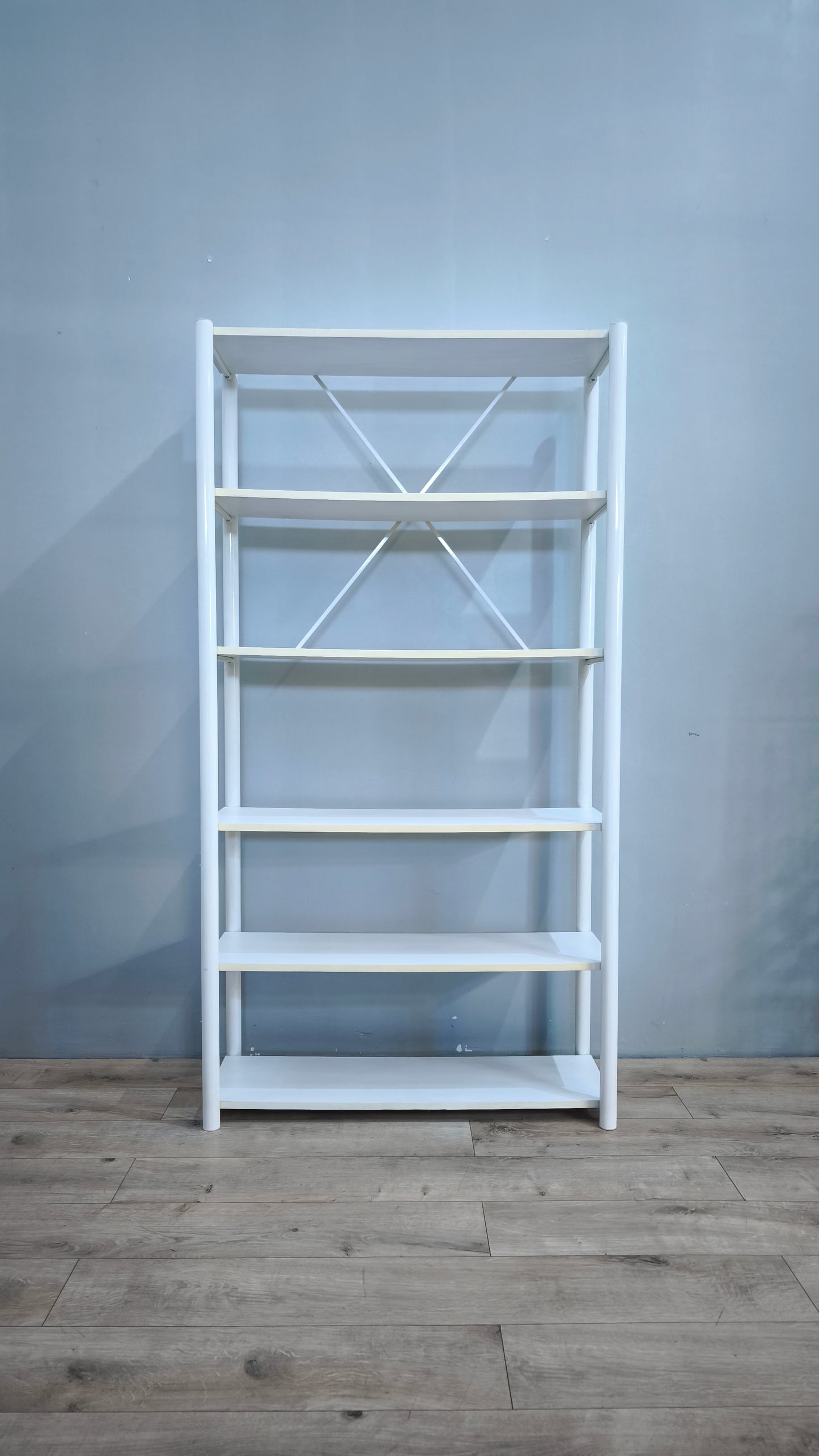 80689 Libreria bianca con struttura in metallo
