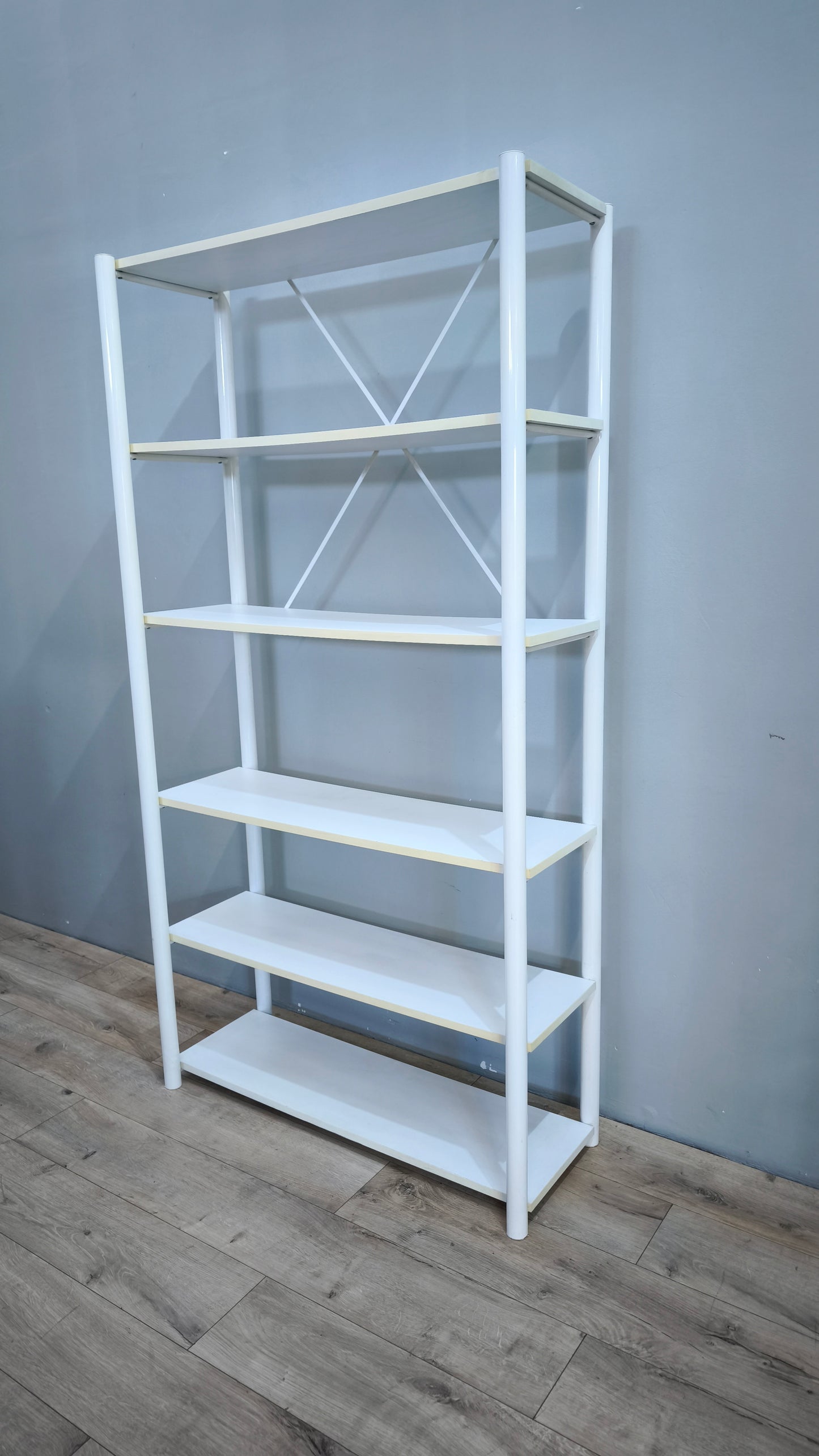 80689 Libreria bianca con struttura in metallo