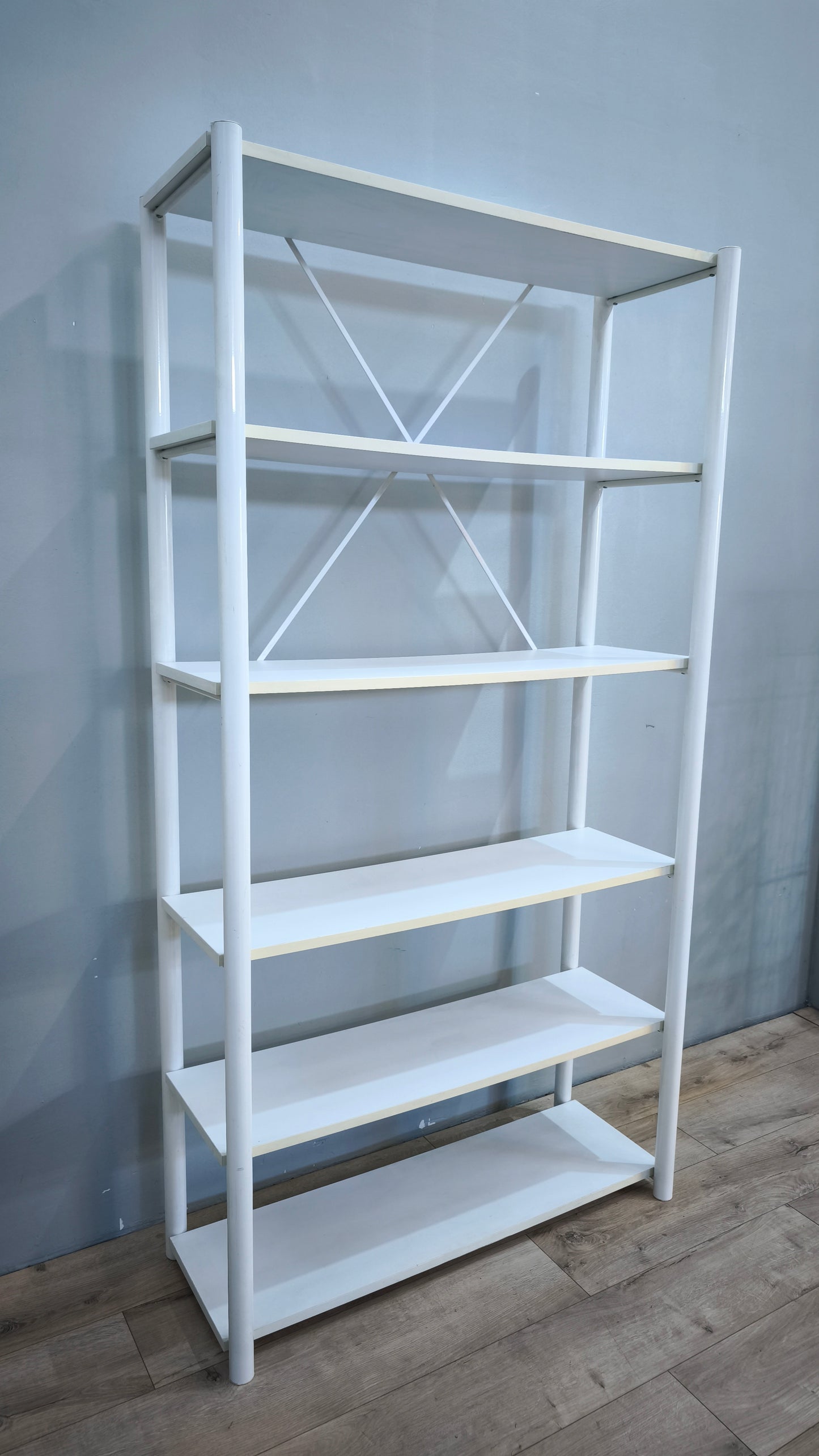 80689 Libreria bianca con struttura in metallo