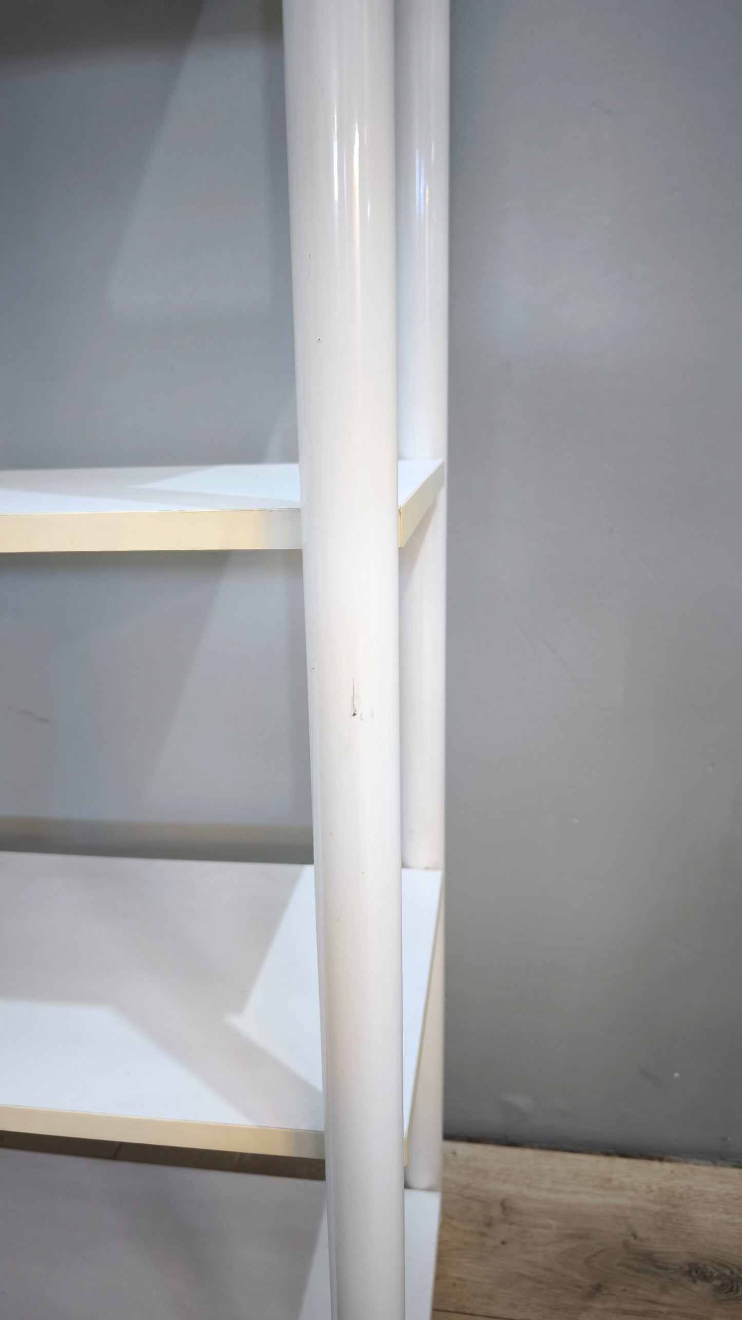80689 Libreria bianca con struttura in metallo