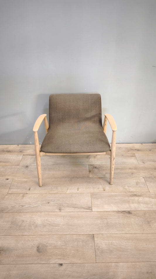 80454 Poltroncina in legno con braccioli Pedrali Malmö