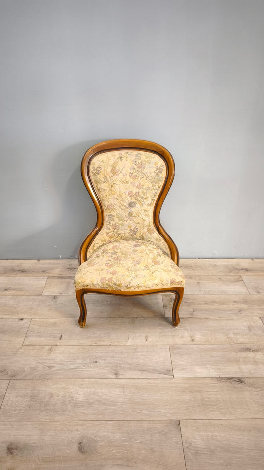 81196 Poltroncina con struttura in legno e tessuto a fiori