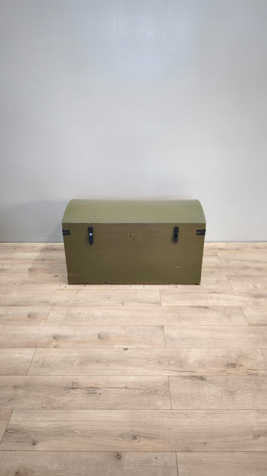 81285 Baule bombato in legno dipinto verde