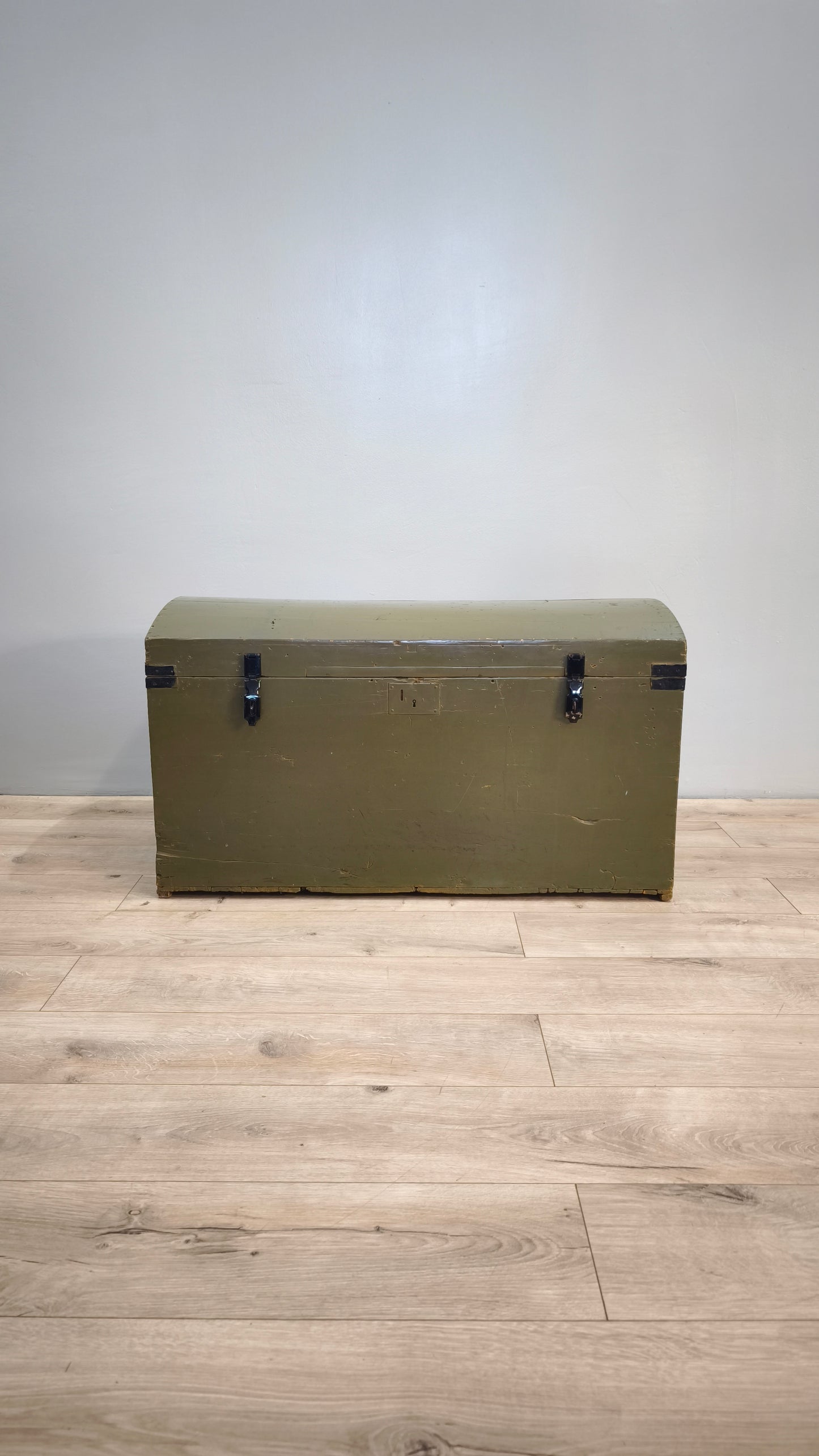 81285 Baule bombato in legno dipinto verde