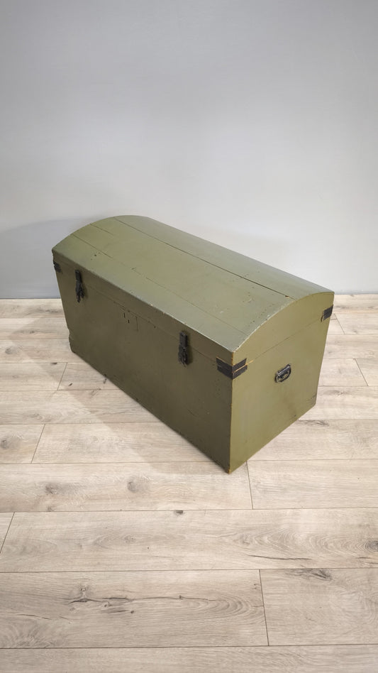 81285 Baule bombato in legno dipinto verde