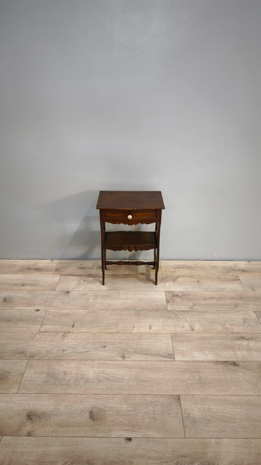 81321 Mobiletto in legno con un cassetto e un ripiano