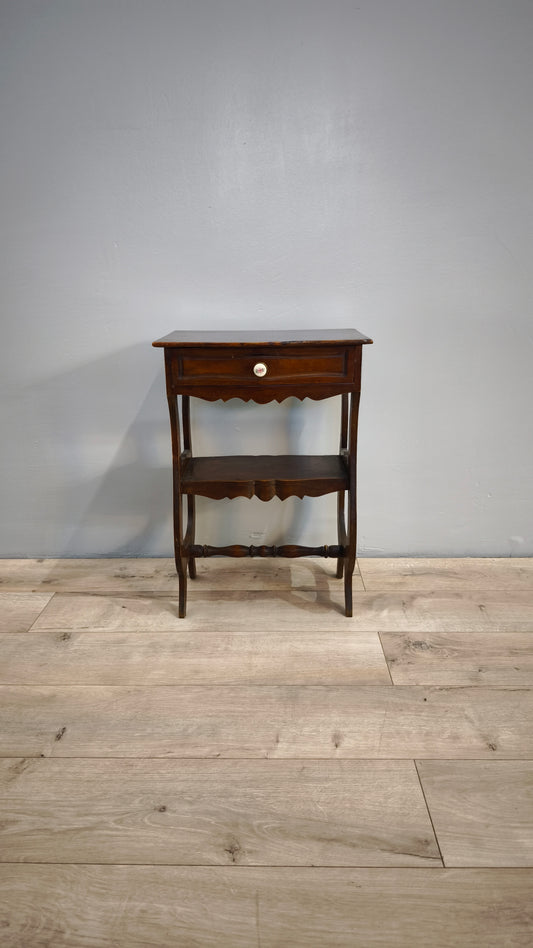 81321 Mobiletto in legno con un cassetto e un ripiano