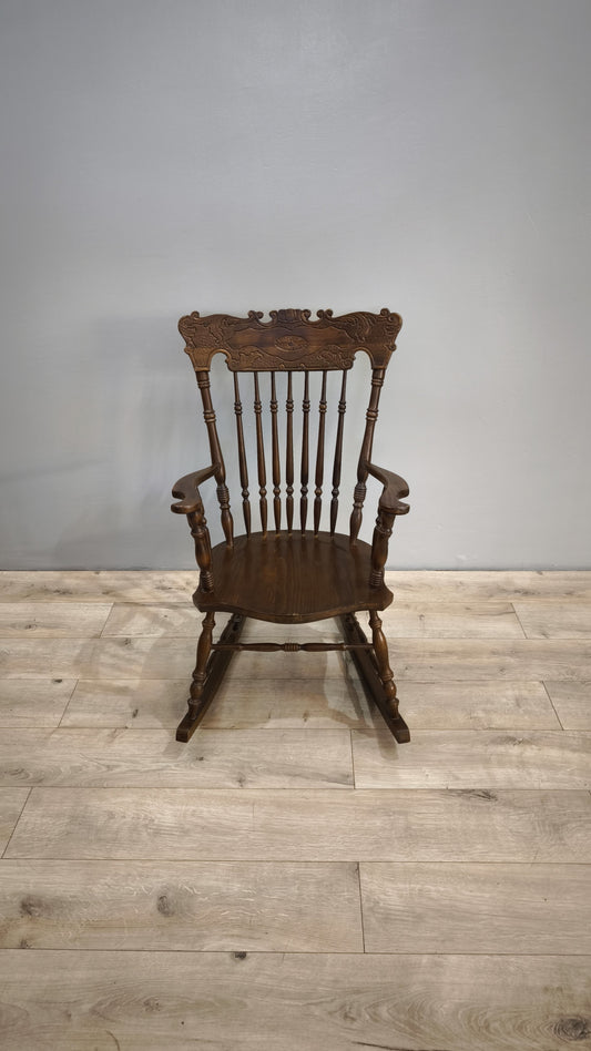 81453 Sedia a dondolo in legno con intagli