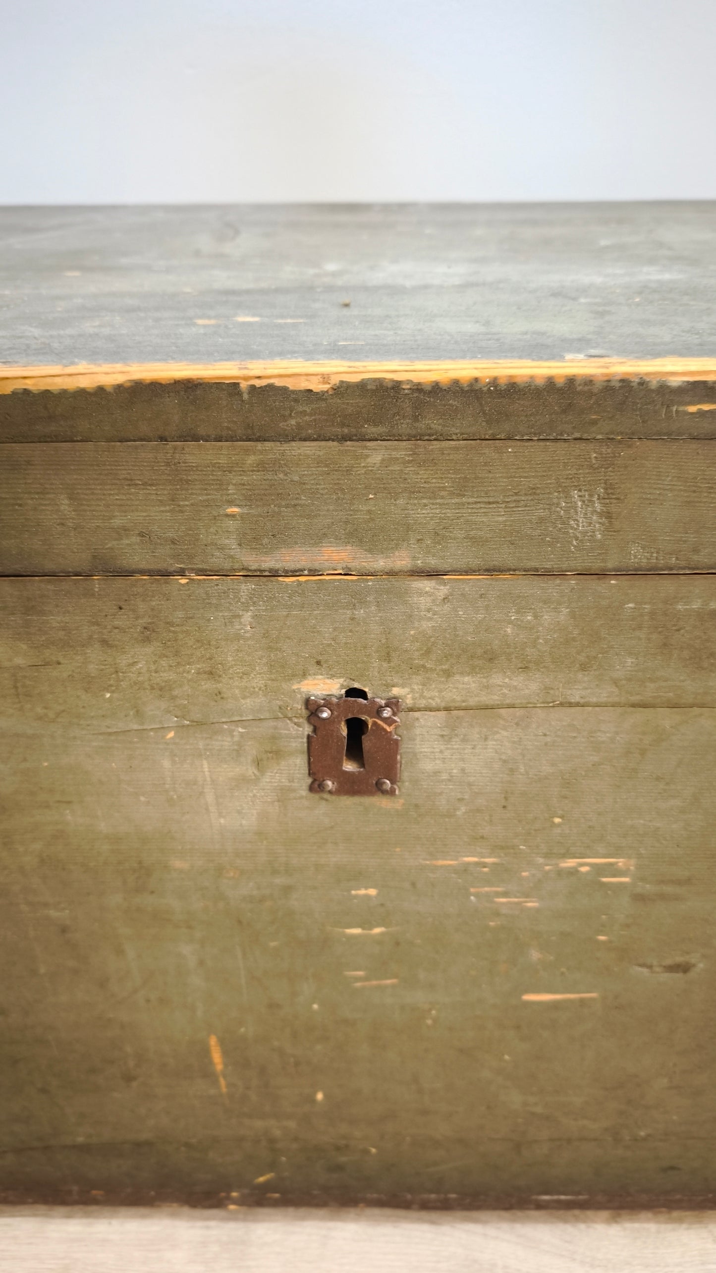 81452 Baule in legno dipinto verde