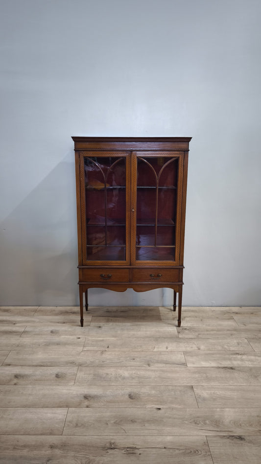 81536 Vetrinetta due ante in legno con cassetto