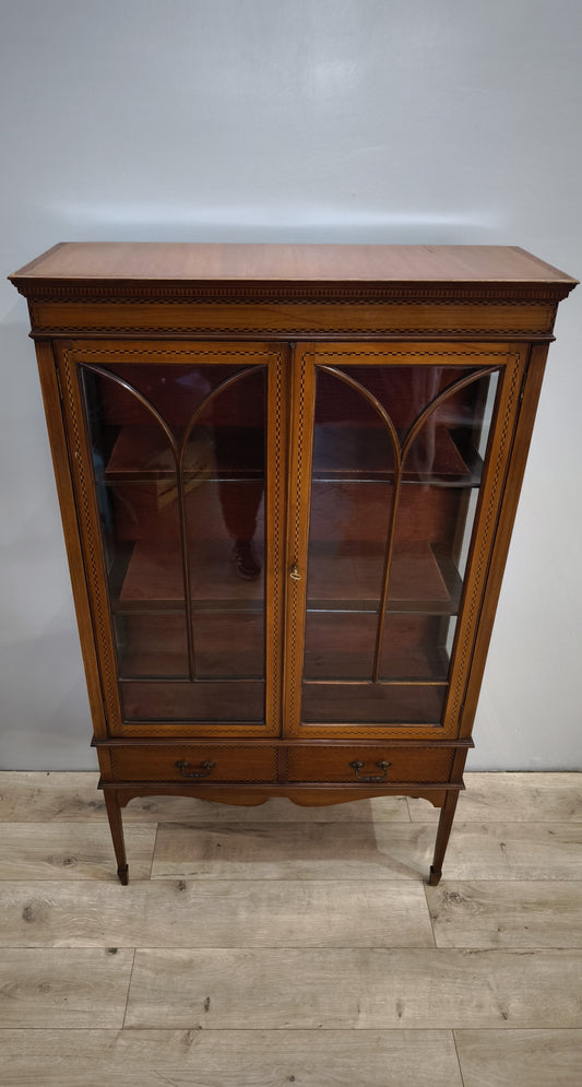 81536 Vetrinetta due ante in legno con cassetto