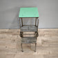 81576 Scaletta vintage pieghevole in ferro e piano in formica verde