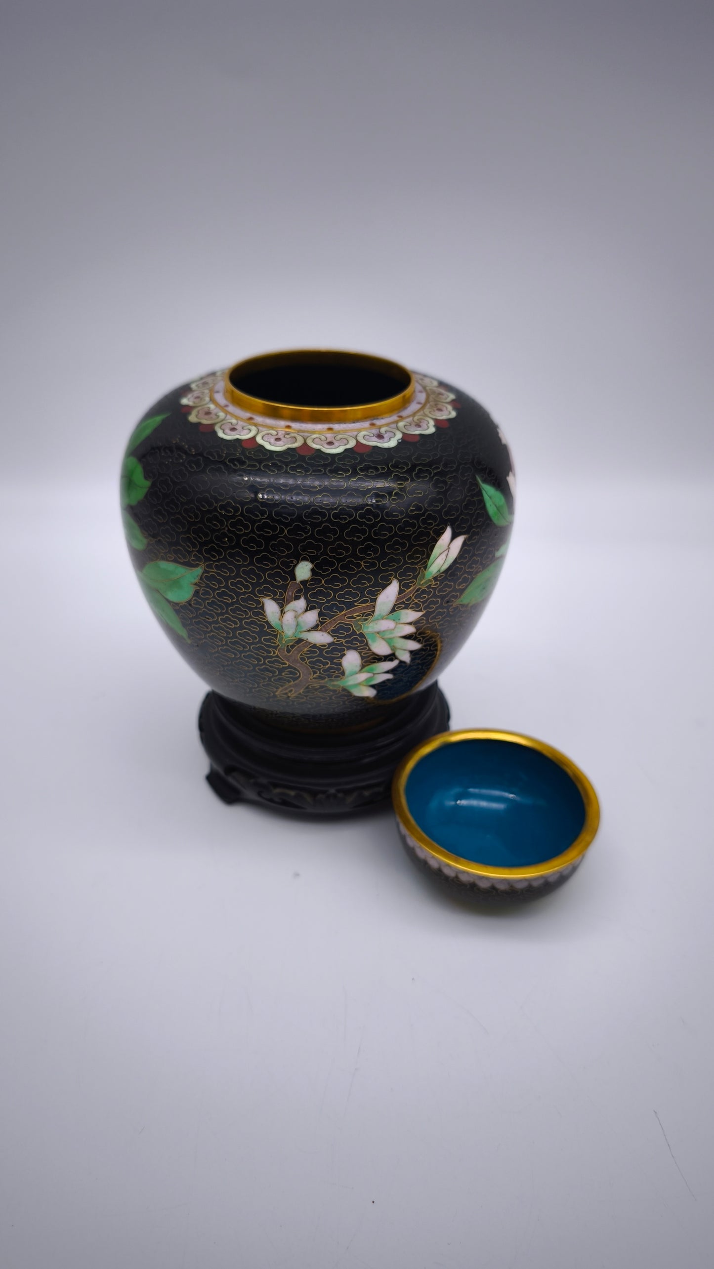 81612 Potiche cloisonné con base in legno nero