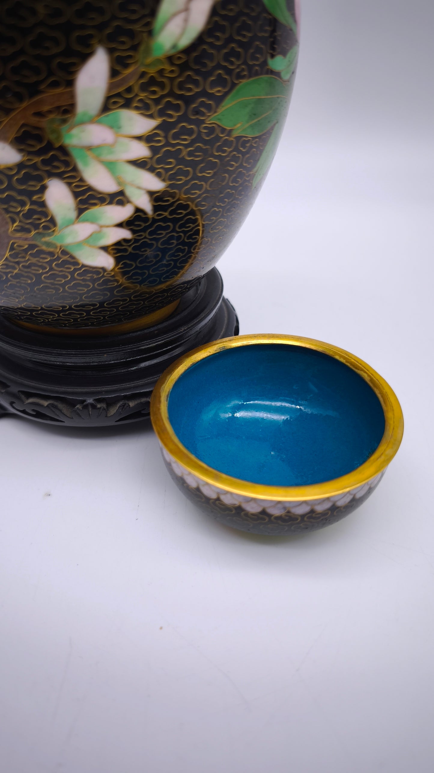 81612 Potiche cloisonné con base in legno nero