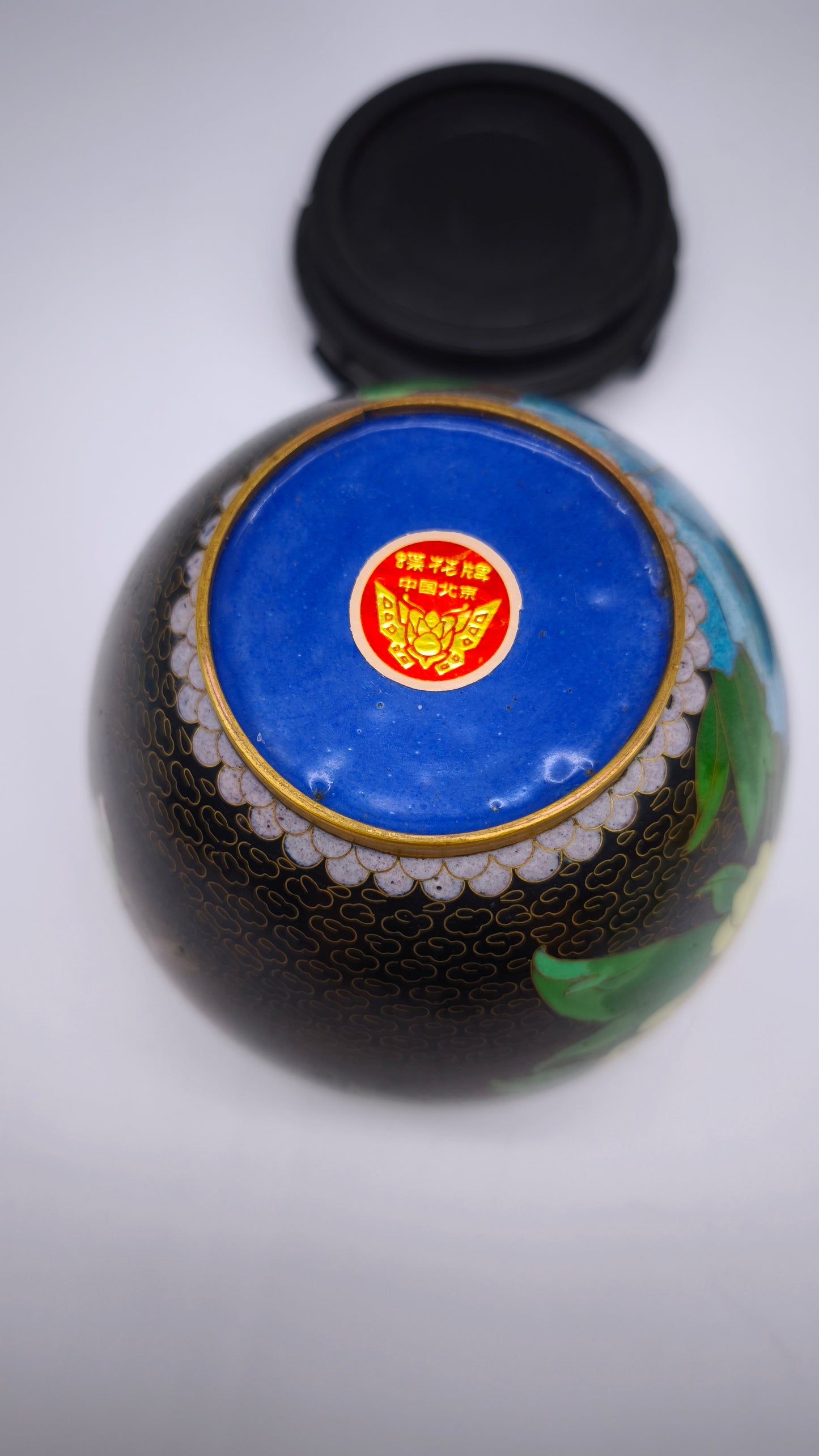 81612 Potiche cloisonné con base in legno nero