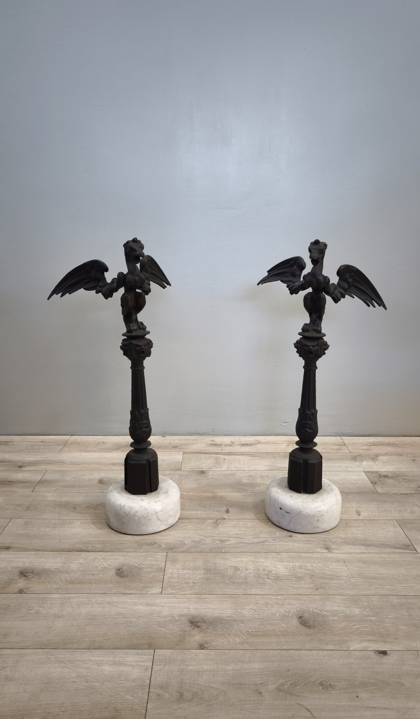 81658 Coppia di colonne in ghisa con base in marmo decorate con drago