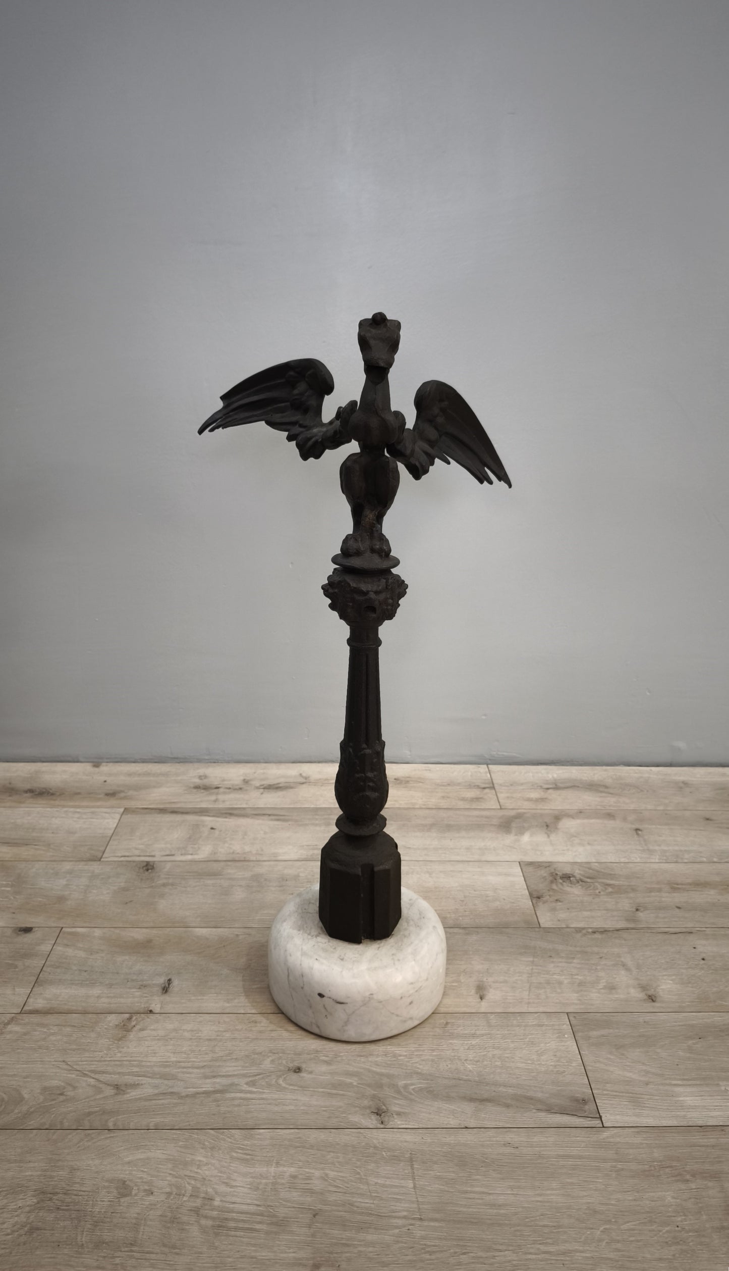 81658 Coppia di colonne in ghisa con base in marmo decorate con drago