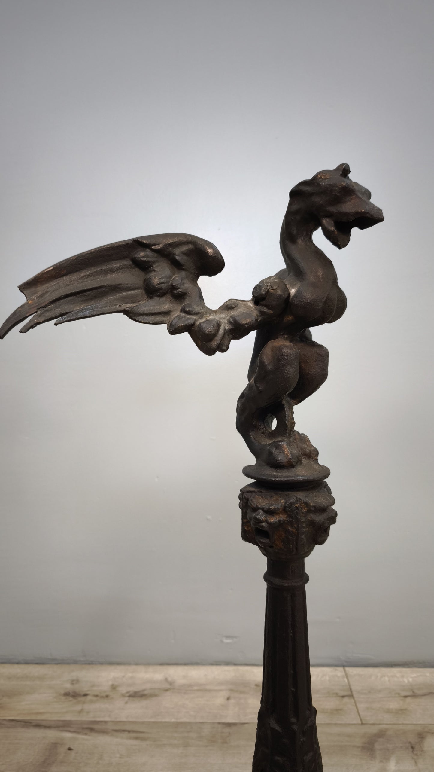 81658 Coppia di colonne in ghisa con base in marmo decorate con drago