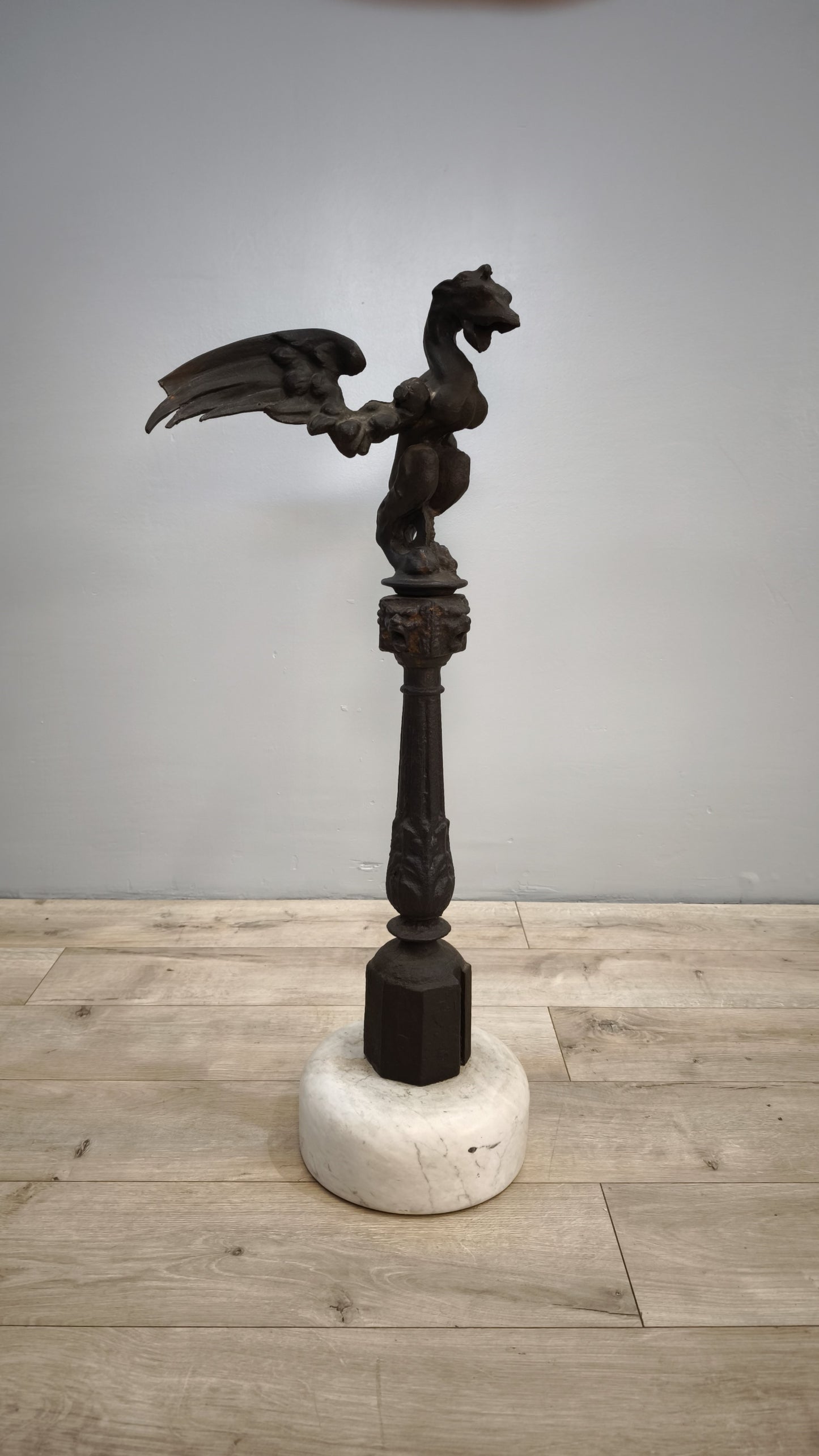 81658 Coppia di colonne in ghisa con base in marmo decorate con drago