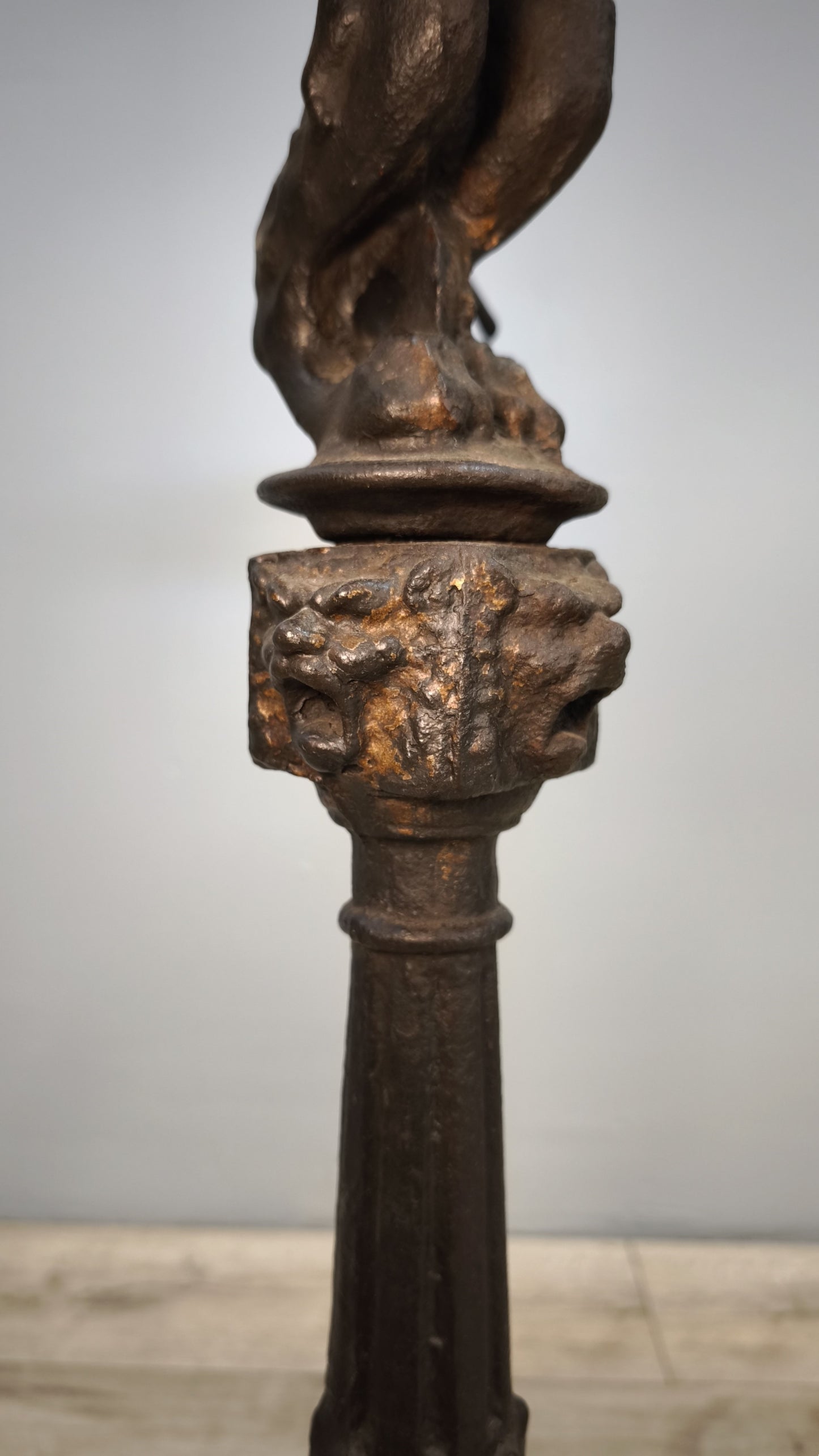 81658 Coppia di colonne in ghisa con base in marmo decorate con drago