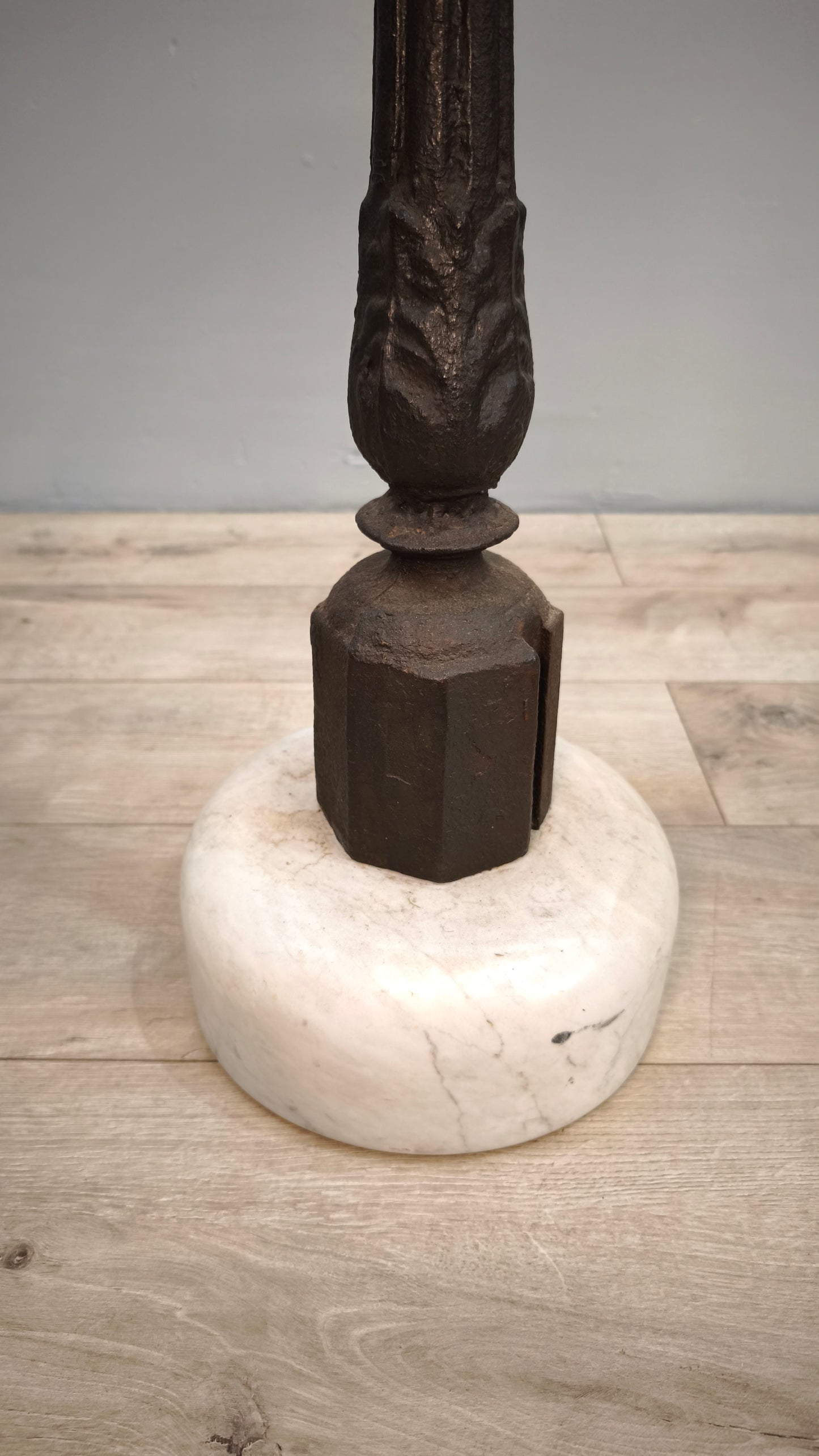 81658 Coppia di colonne in ghisa con base in marmo decorate con drago