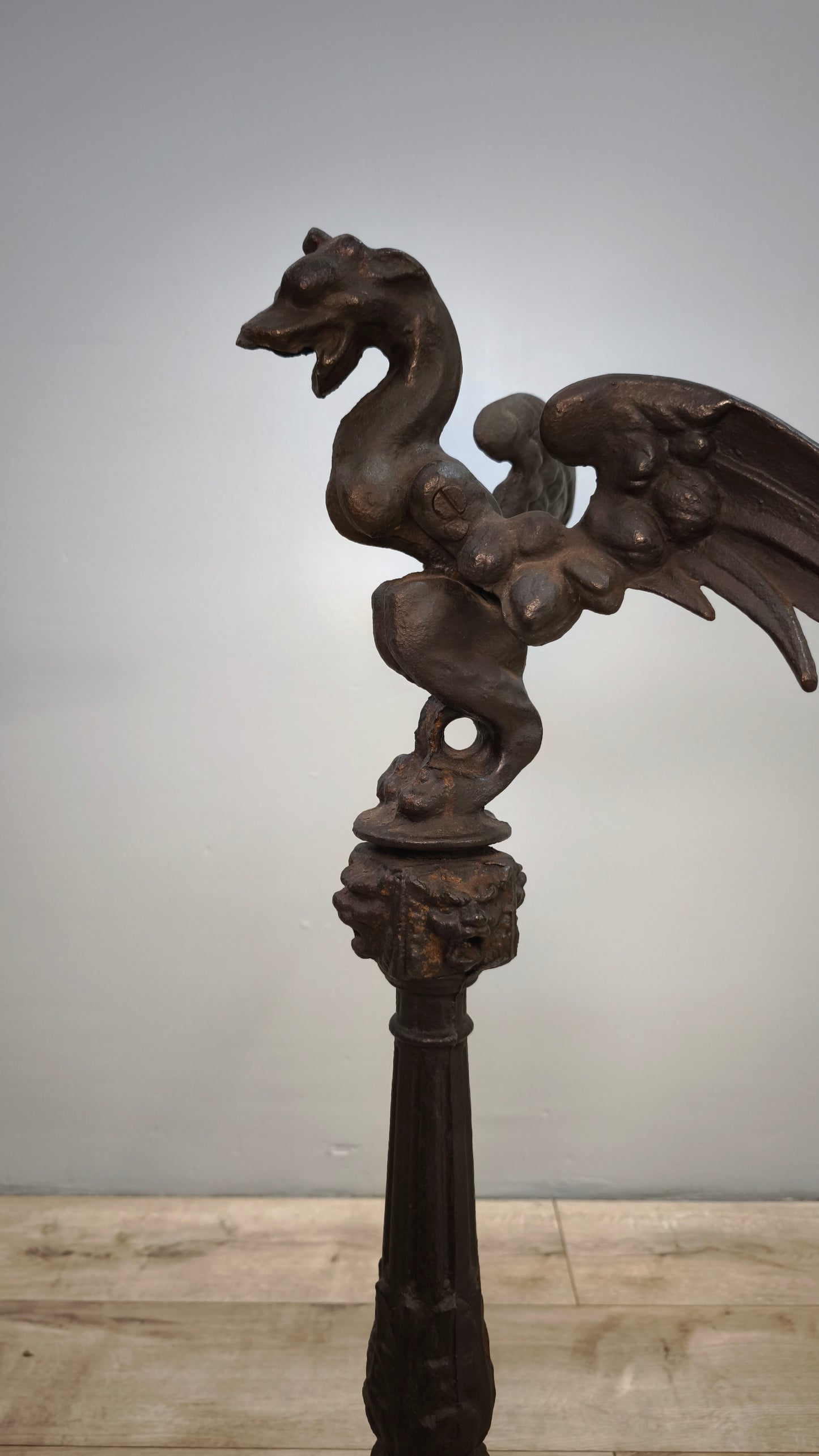 81658 Coppia di colonne in ghisa con base in marmo decorate con drago